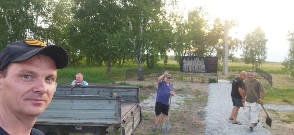 В продолжение благоустройства. Ёлочки поливаются, порядок наводиться!