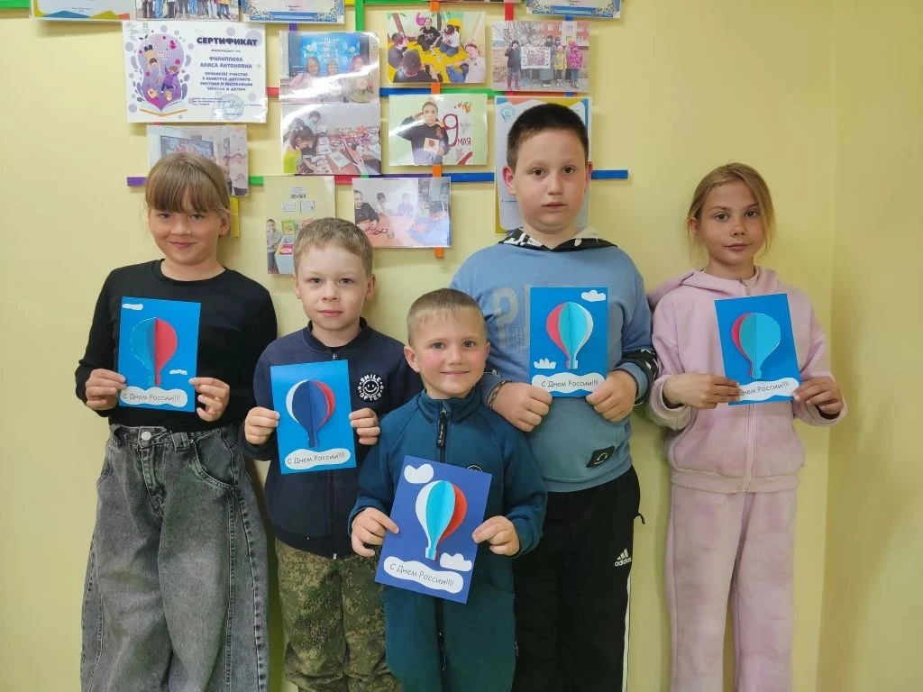 🚀 В комнате досуговой деятельности "Космос" прошёл тематический день, приуроченный ко Дню России.

