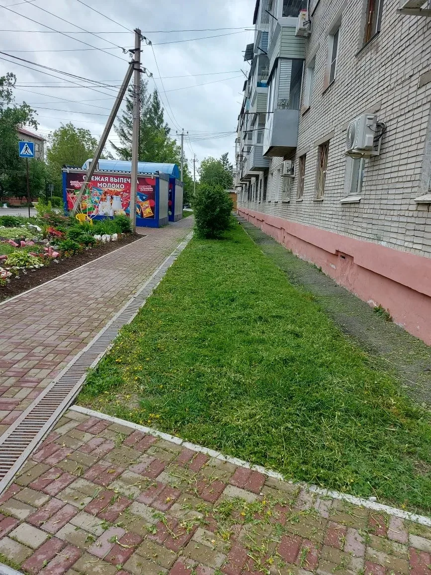 ☘Вести с полей. Специалисты УК «Жилищные услуги» продолжают покос травы на придомовых т...