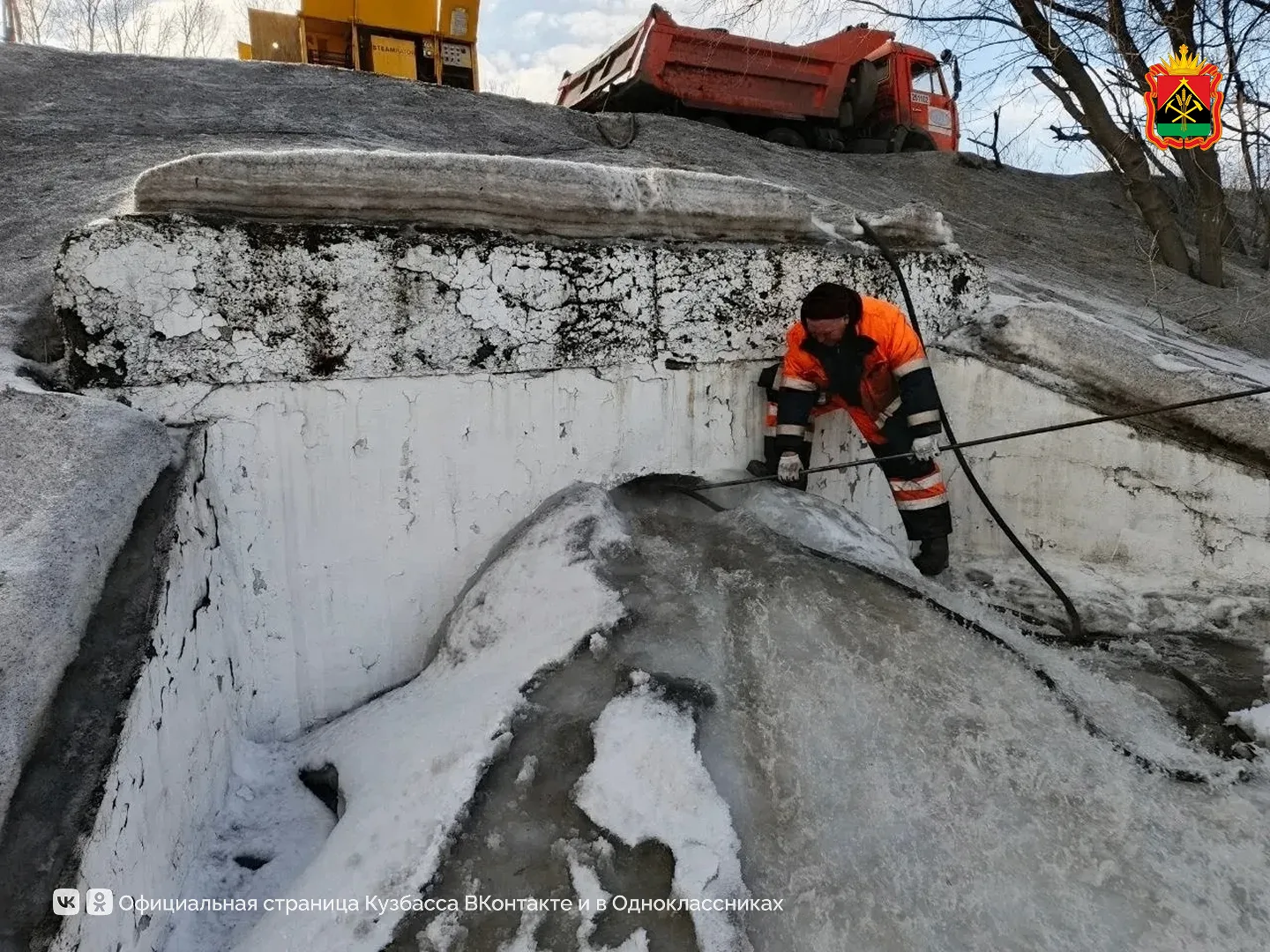 В Кузбассе готовят дороги к безаварийному пропуску паводковых вод  🚧  Специалисты очищают водопропус