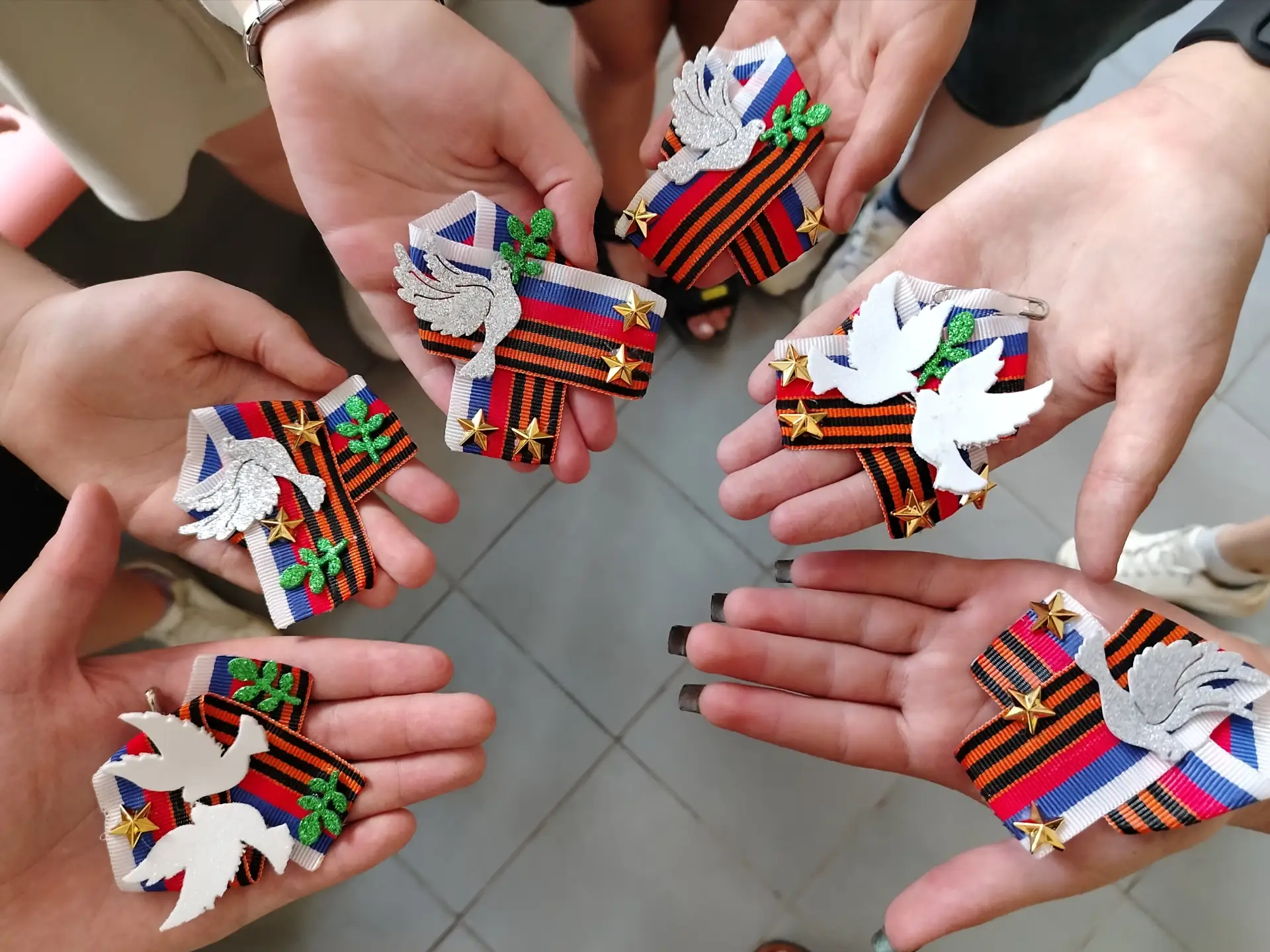 🇷🇺 В нашей школе прошла акция «Российский триколор»! 🇷🇺

В преддверии Дня России ребята своими р