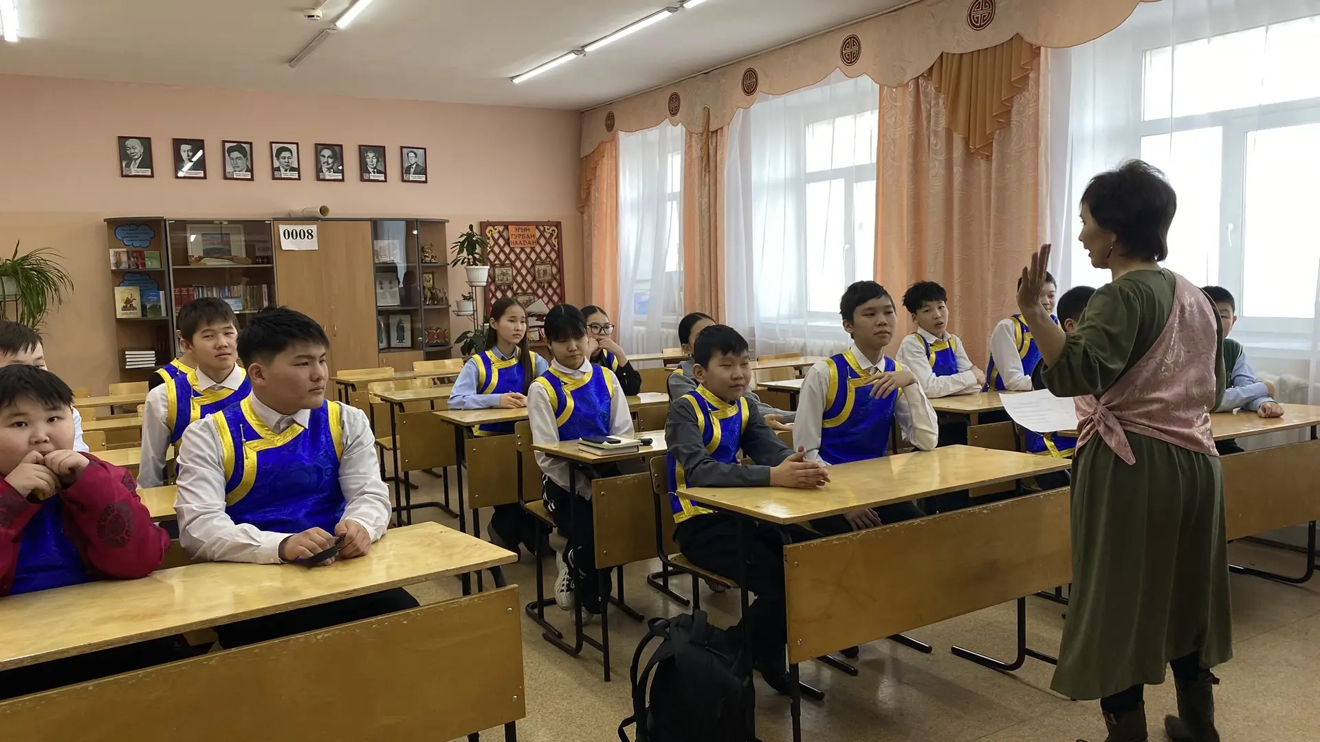 ✨ Манай hургуулида Сагаан hарын hайндэртэ зорюулагдаhан заншалта болоhон хэмжээ ябуулганууд үргэлжэл