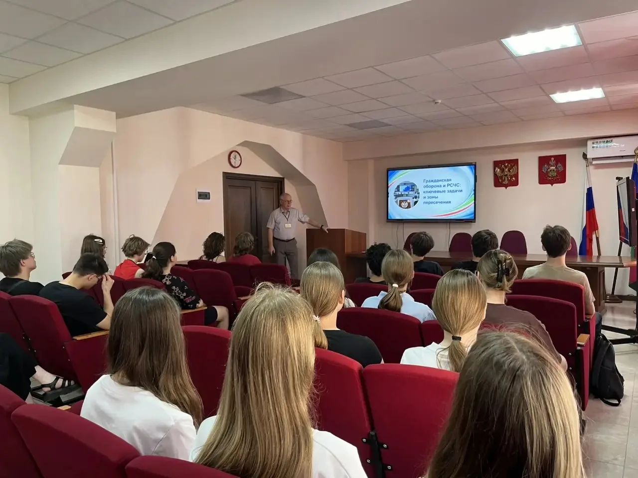 ✅ Сегодня ребята лагеря труда и отдыха «Вершина» посетили Министерство  ГО ЧС КК.

В рамках встречи 