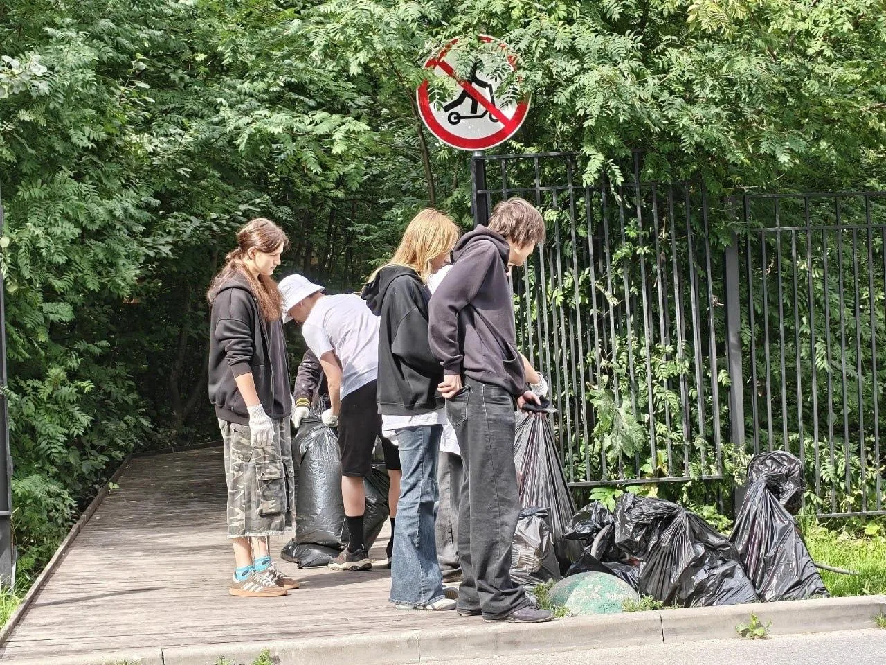 🧹 Залежи мусора нашли в кустах парка «Оккервиль»

Молодёжная бригада «КудрУм» провела уборку в парк