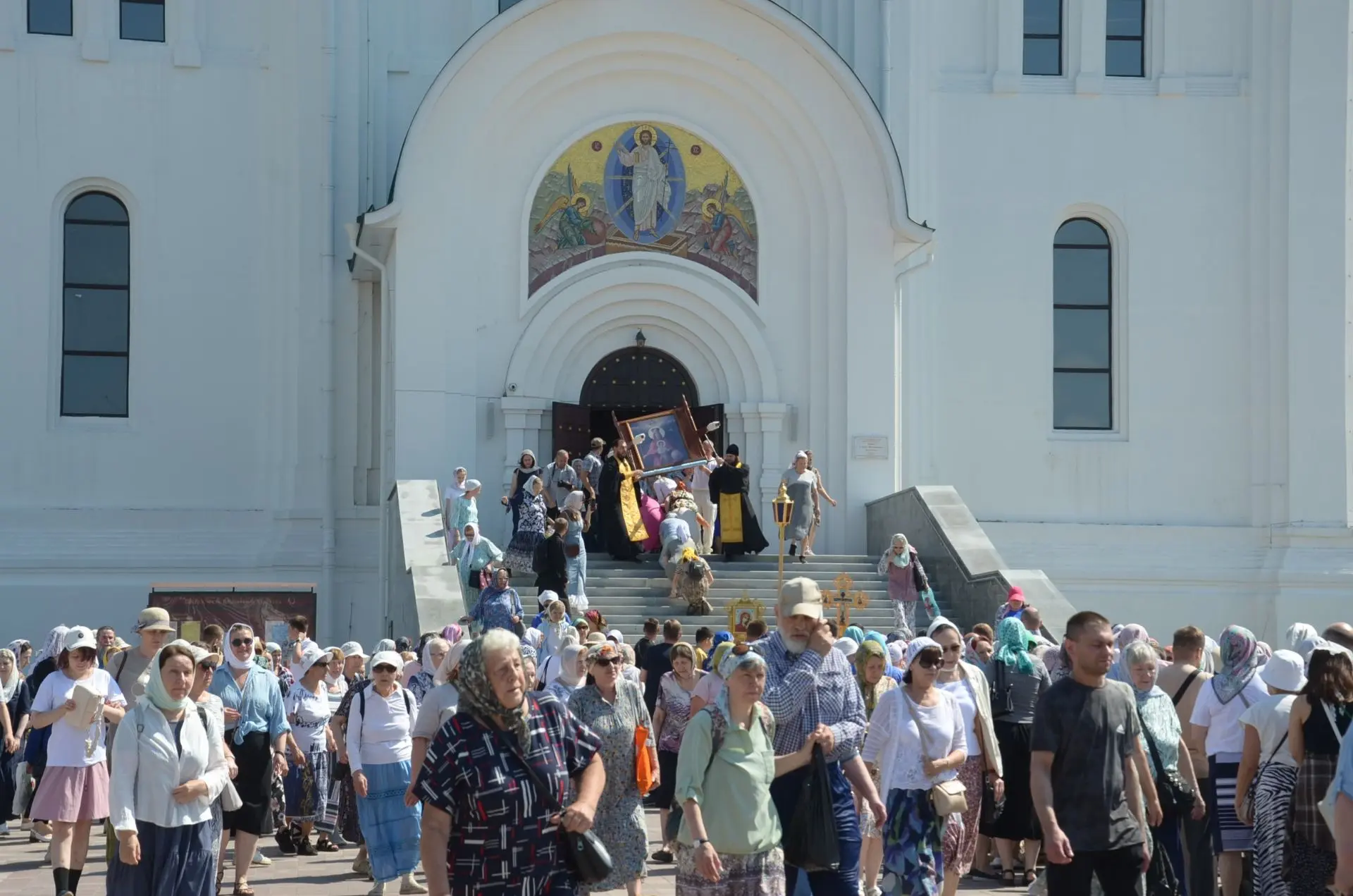 Крестный ход с Державной иконой Божией Матери прошел 14 июня в Дзержинске в честь дня всех святых, в