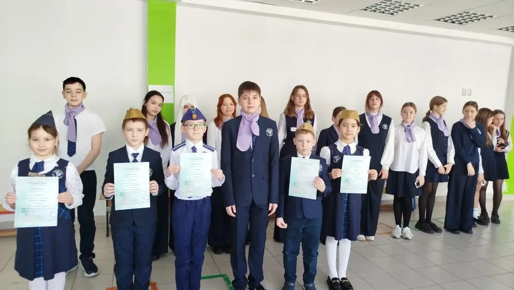 Тимуровцы нашей школы в рамках городской акции "День Героев Отчества" провели операцию "Снежный деса