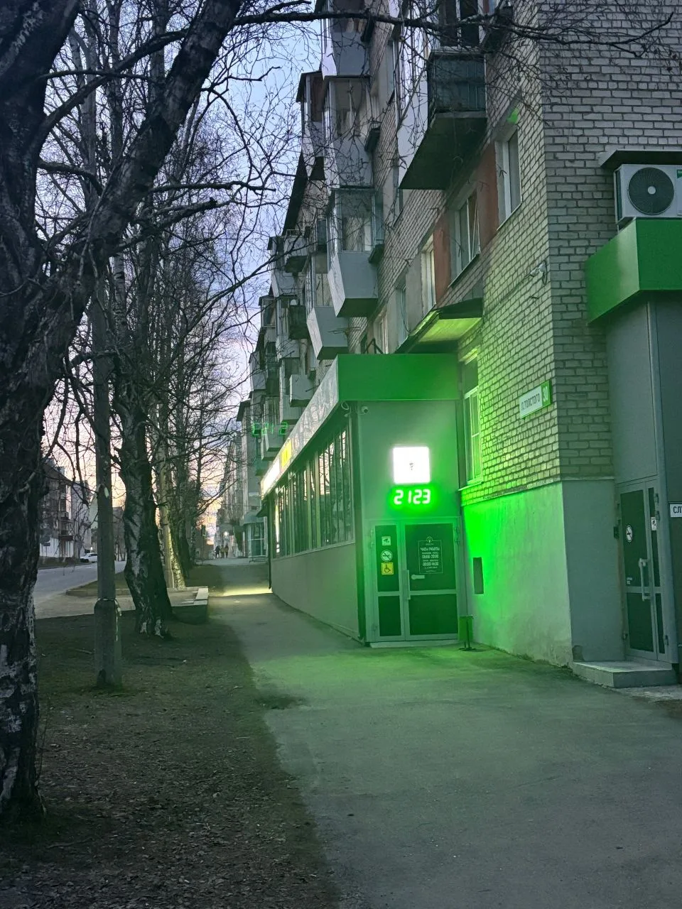 От подписчика:  А почему тротуар по льва Толстого становится все уже и уже за счет пристроек? Куда с