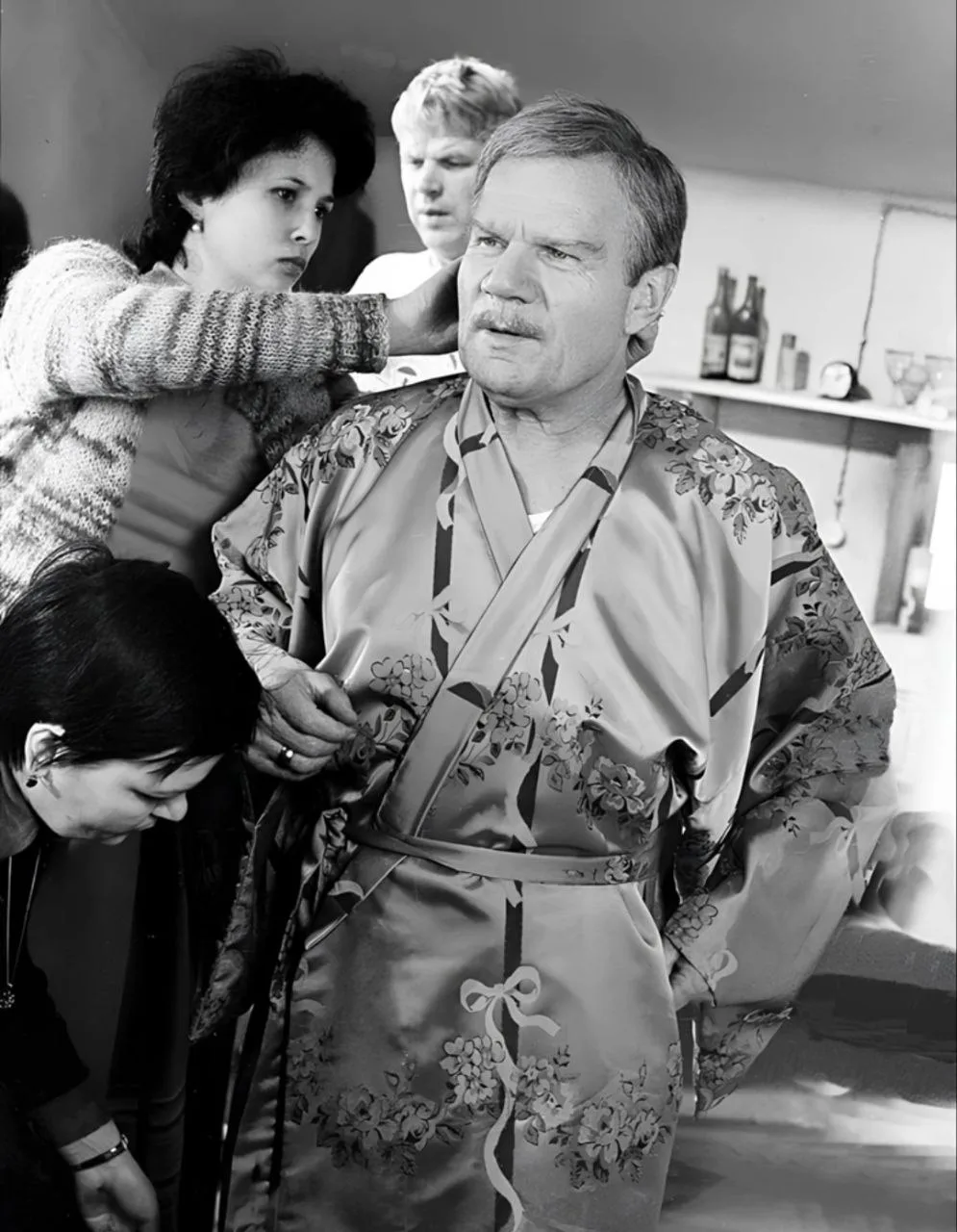 🎬 Михаил Пуговкин и Михаил Кокшенов на съёмках фильма «Спортлото-82», 1981 год.

Наши группы:
Совет