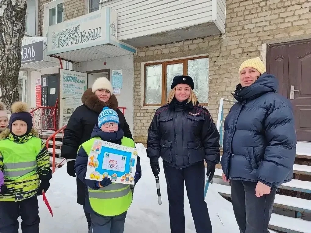 🚔Сотрудники Госавтоинспекции провели для дошкольников пешеходную экскурсию по безопасн...