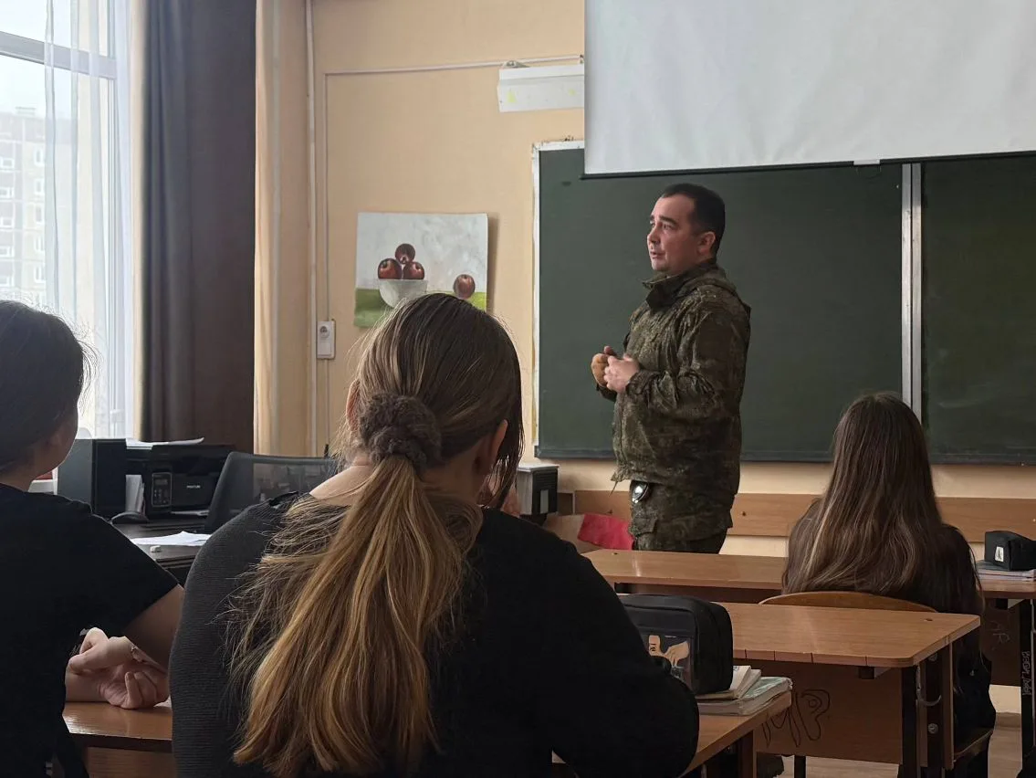 🎖 Встреча с настоящим офицером!    В нашей гимназии состоялась особенная встреча — к ребятам пришёл 