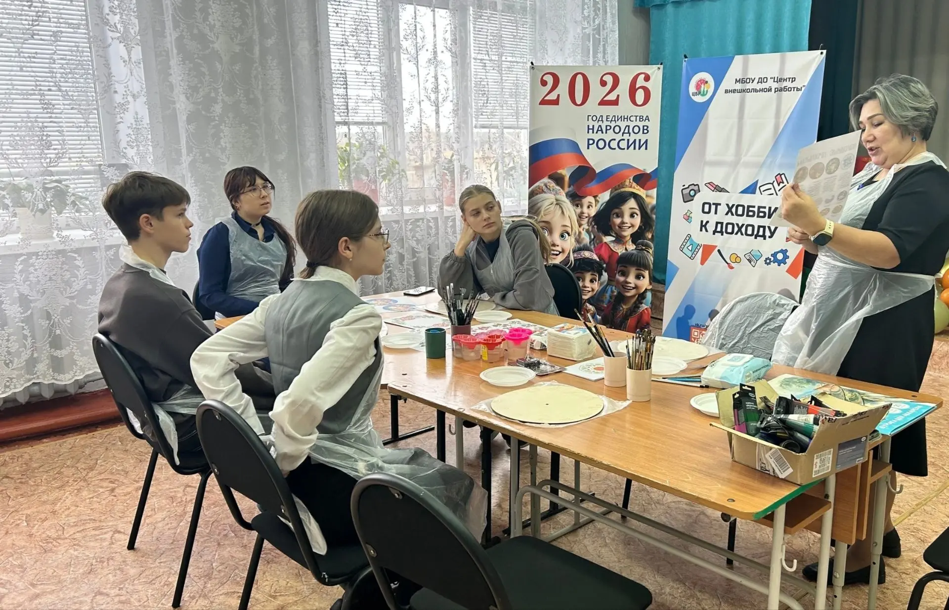🎨В Центре внешкольной работы прошёл мастер-класс по росписи деревянных заготовок.