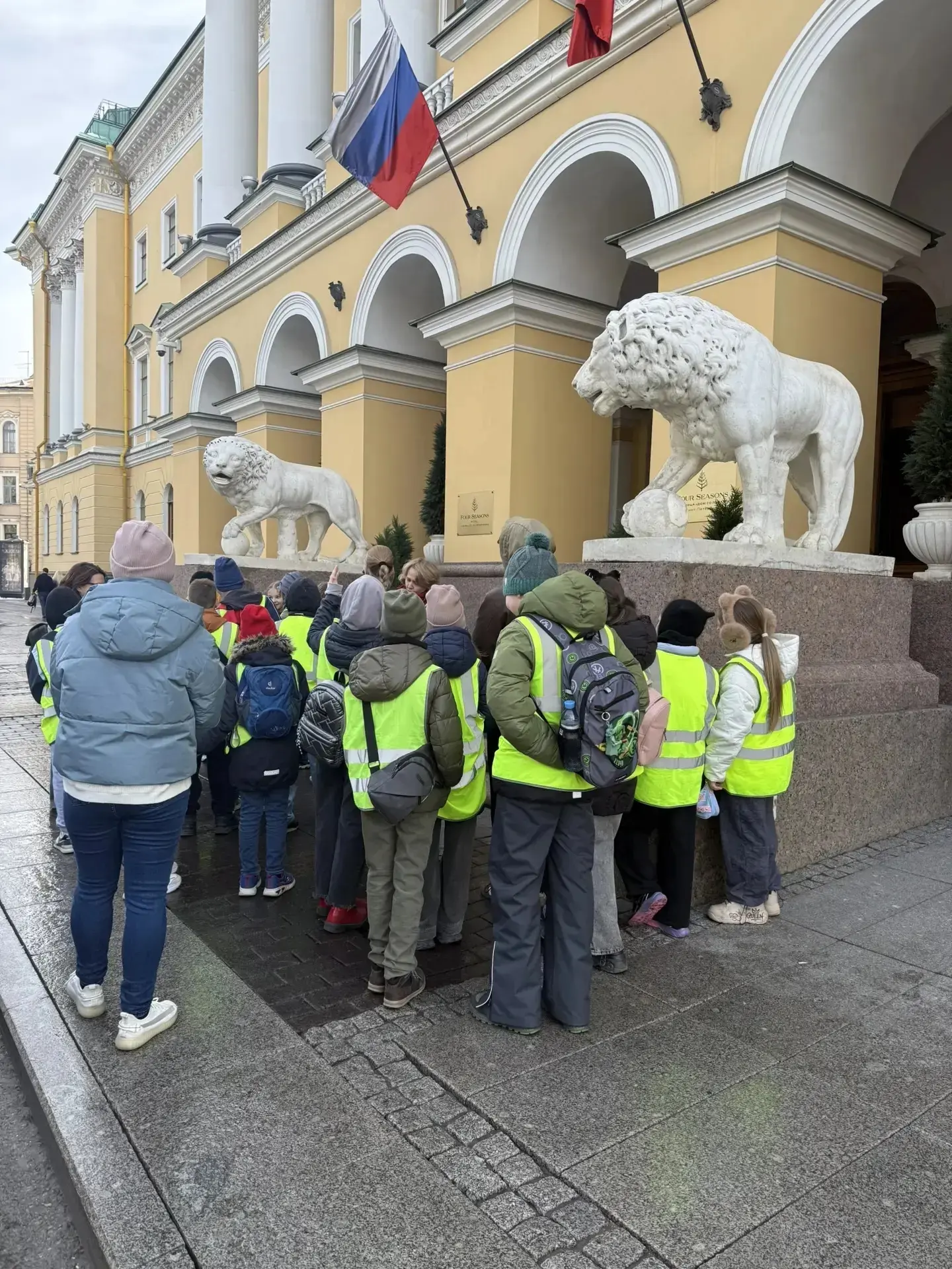 🦁 «Львы город стерегут»: увлекательное путешествие 4«В» по центру Саннкт- Петербурга  30 апреля учен