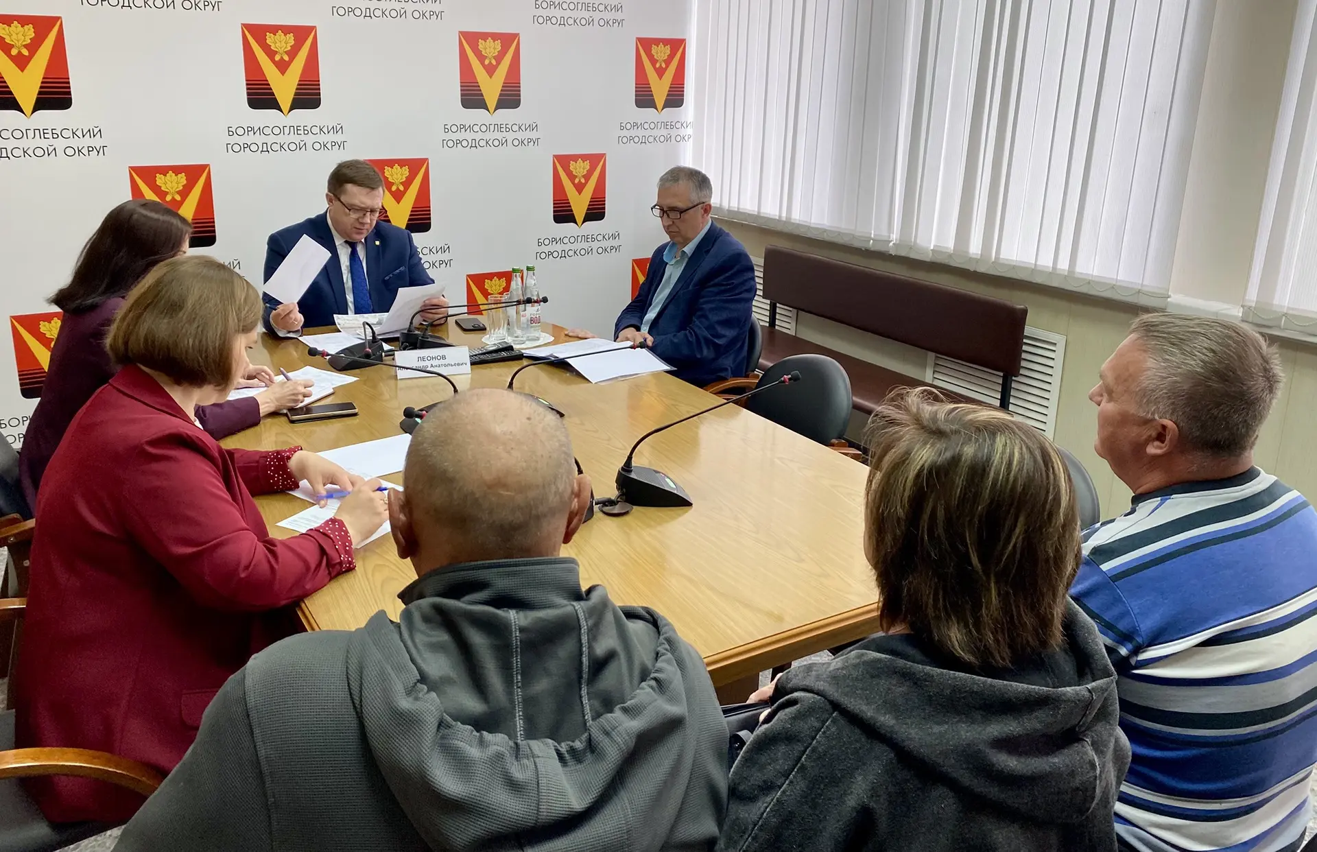Провёл очередной приём граждан. Пришли 8 человек. Вопросы были самые разные: жаловались на заброшенн