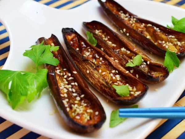 🍆 Баклажаны в соусе Терияки.  Ингредиенты:  • Баклажан — 2 шт. • Соус «Терияки» — 2 ст. л. • Имбирь 