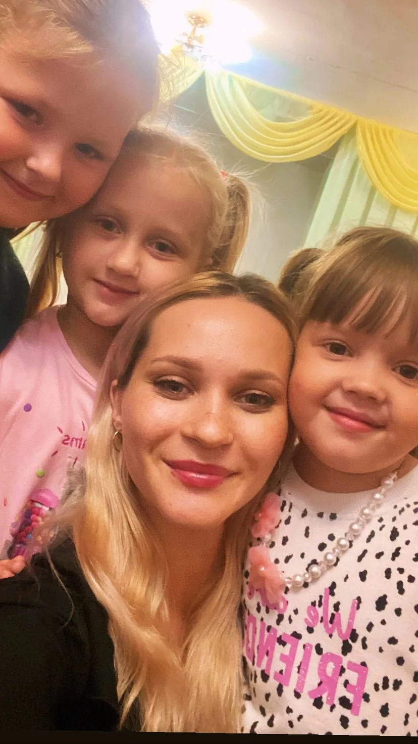 Преподаватель по вокалу Бурмек Мария Олеговна, работающая с самыми маленькими учениками...