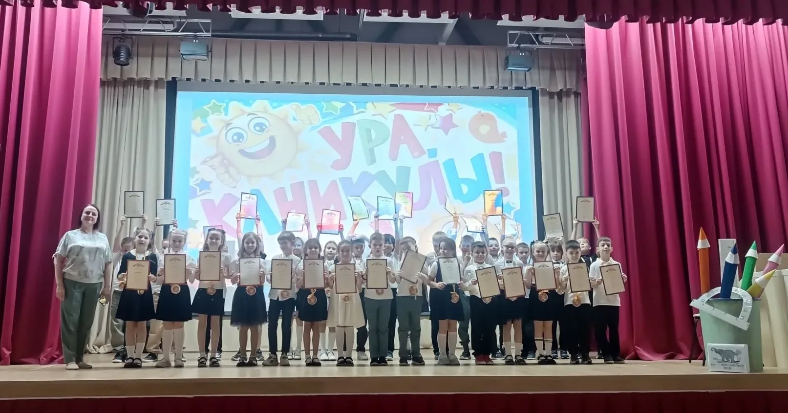 🎓 Торжественное окончание 1 класса: первый большой шаг к знаниям!  📚В стенах наших школ на Крылатски