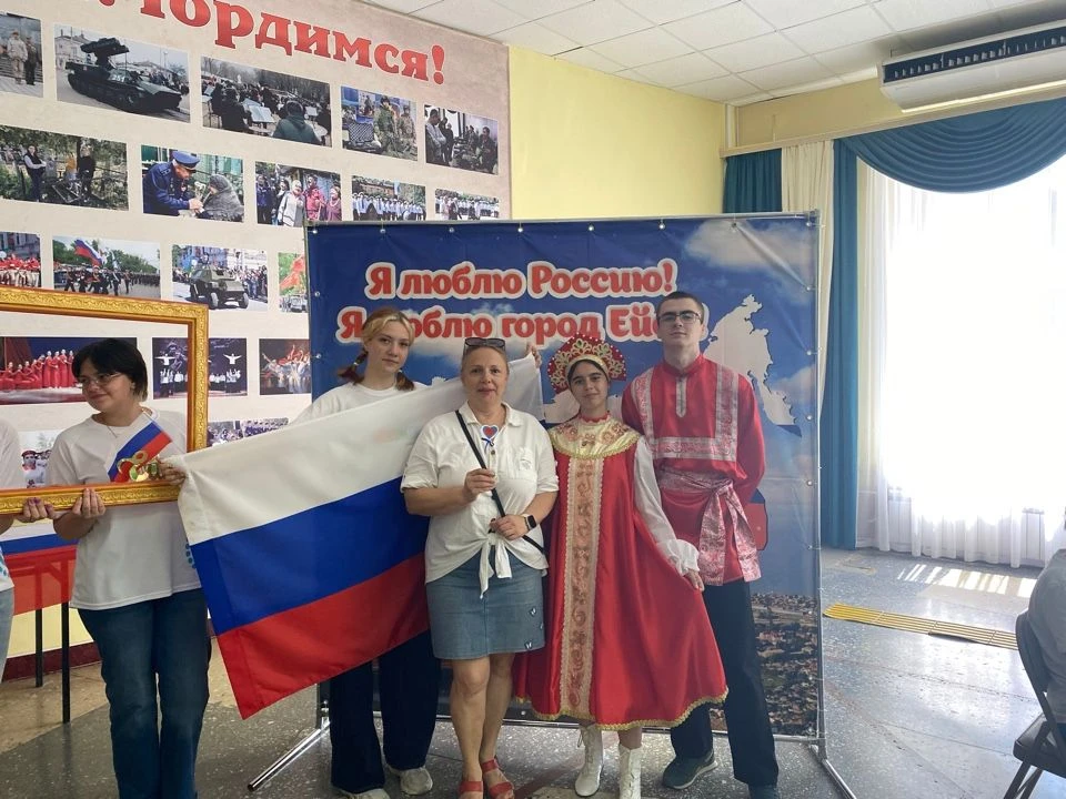 🇷🇺 Сегодня, в День России, символизирующий национальное единство и устремленность в будущее, студе