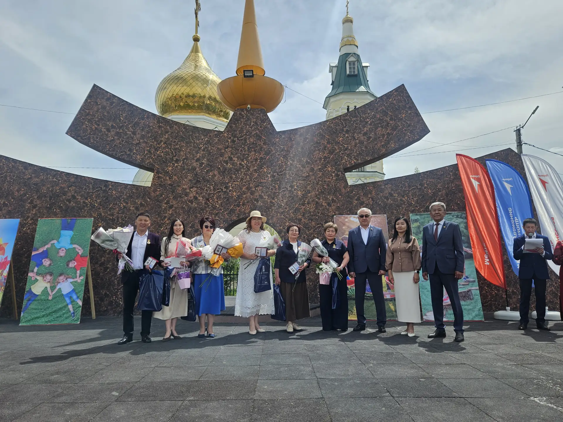 В рамках празднования Дня России на центральной площади поселка Агинское состоялась церемония награж