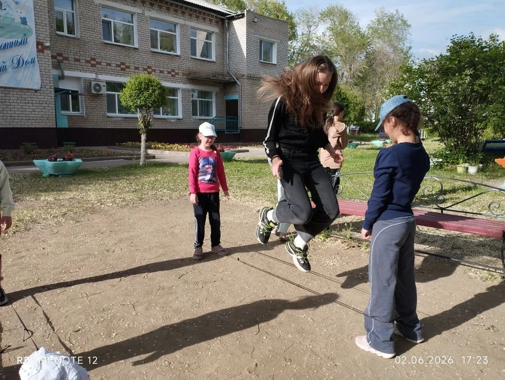 Второй день лета прошел весело и задорно. Ребята играли в разные подвижные игры на свеж...