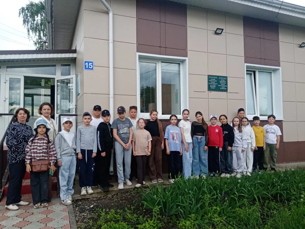 Фәхри Насретдинов һәм Бану Вәлиева музеенда Апас урта мәктәбенең 4а сыйныф укучылары экскурсиядә...