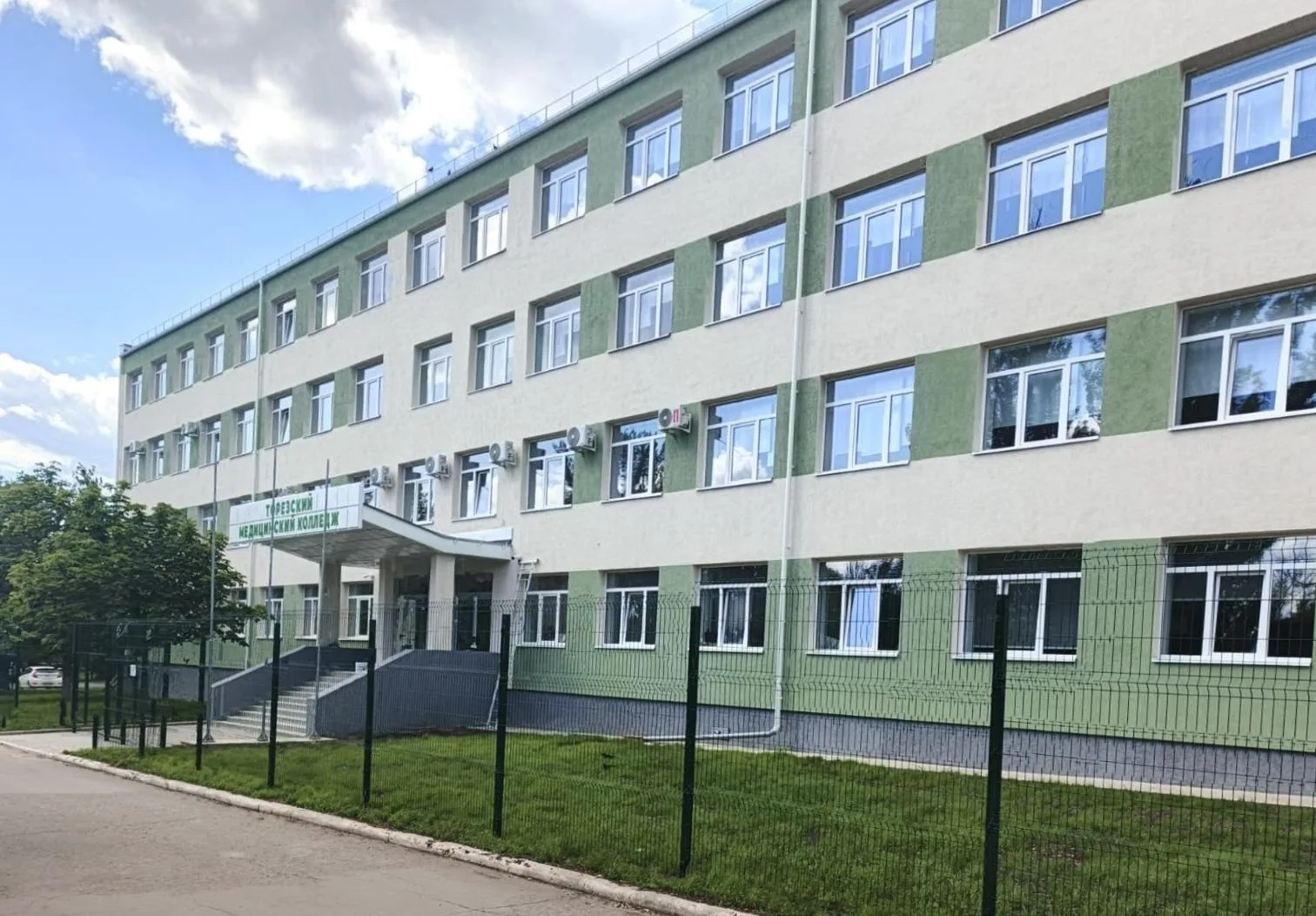 В Торезе завершили ремонт учебного корпуса медицинского колледжа
 
Строители провели все необходимые