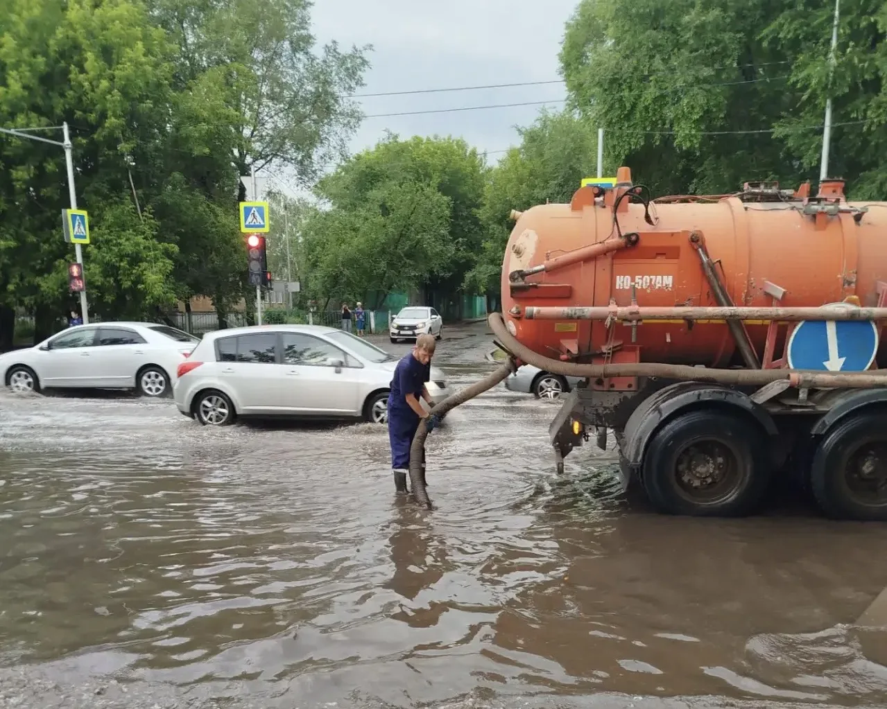 ☔️ Красноярск накрыло сильным ливнем. Одни районы заливает, в других дождь уже закончился. Дорожные 
