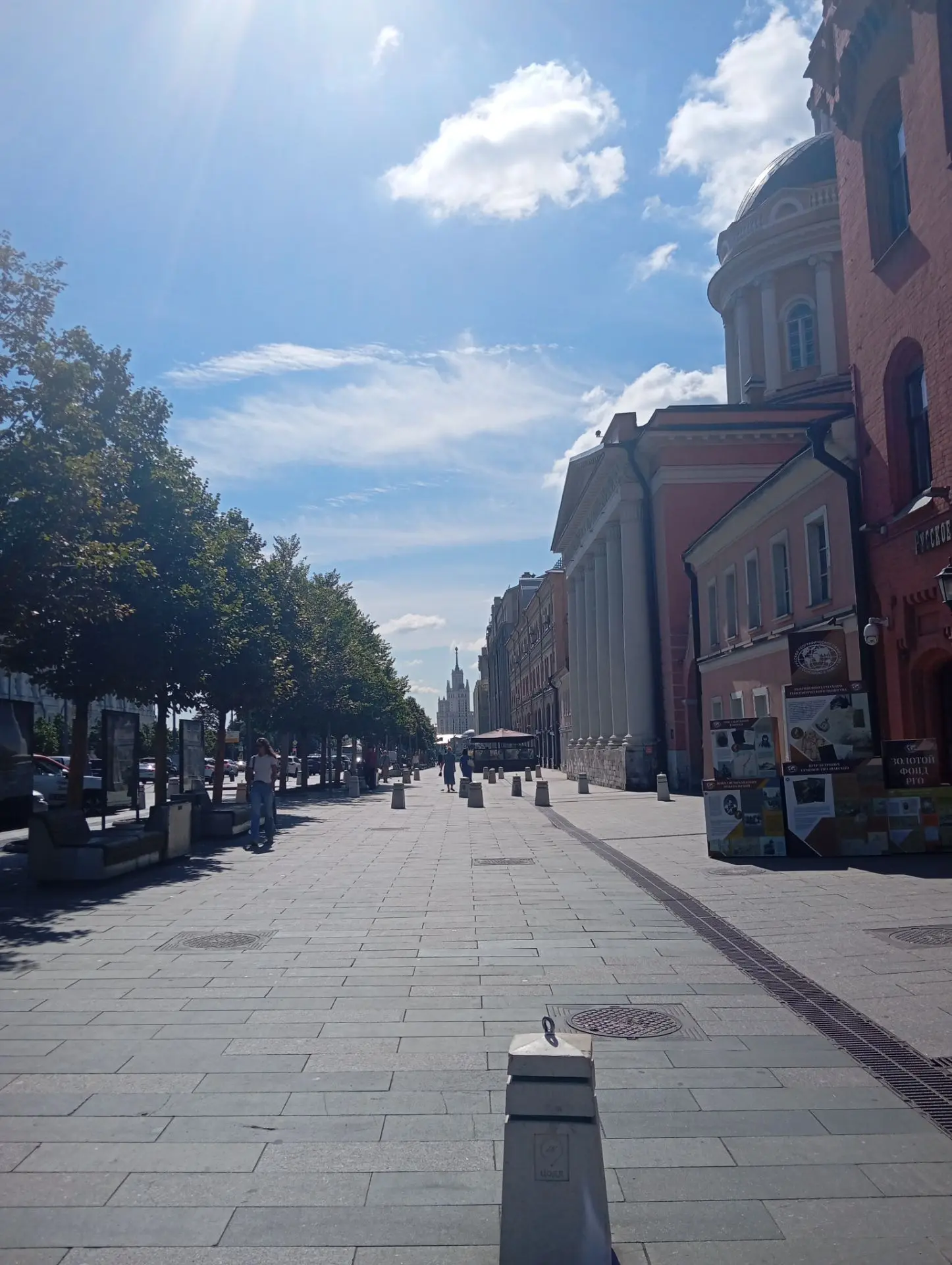 Старая и благородная Москва. И погода благоволит.