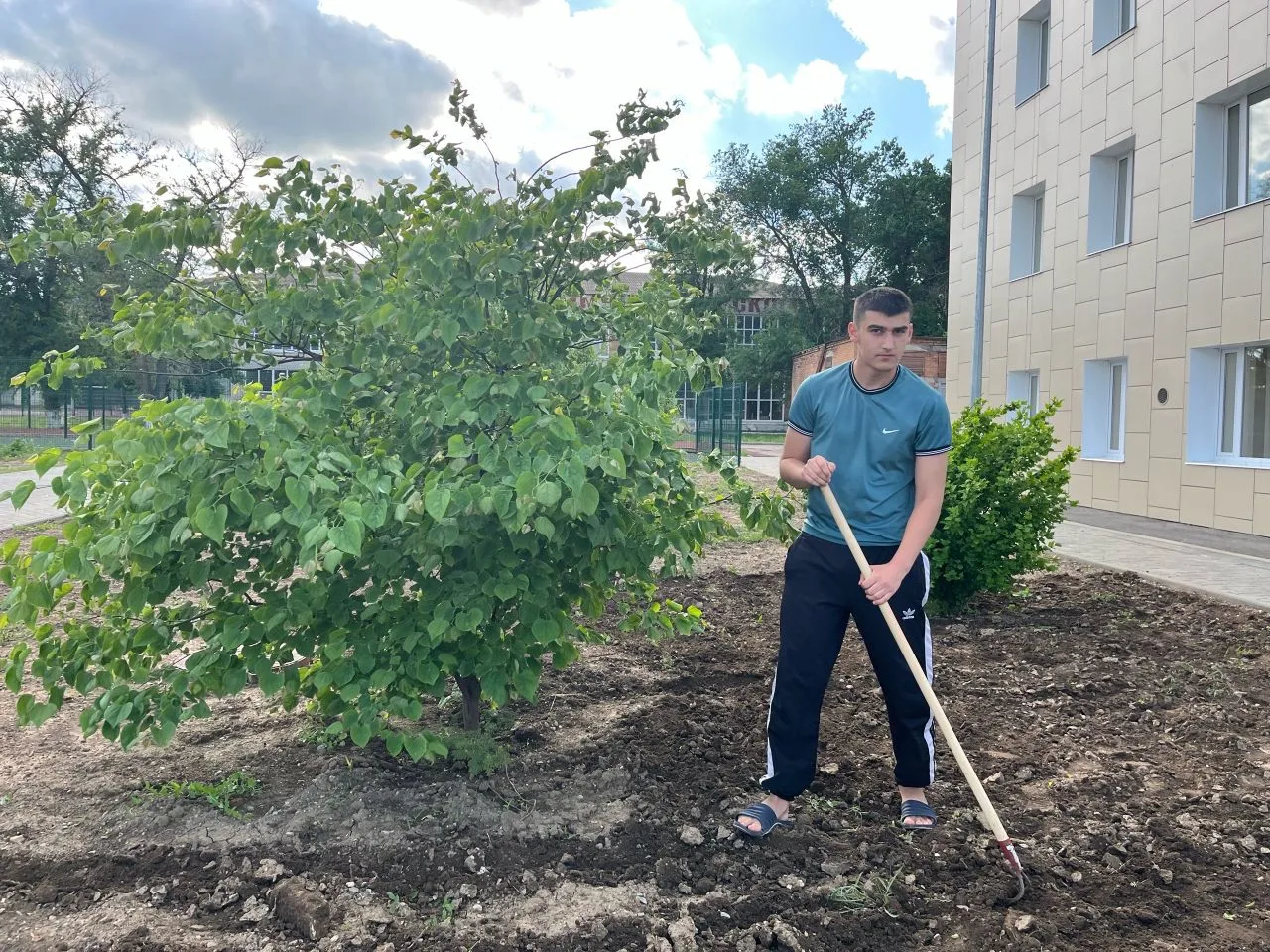 Общежитие в цвету: студенты вышли на субботник🌿