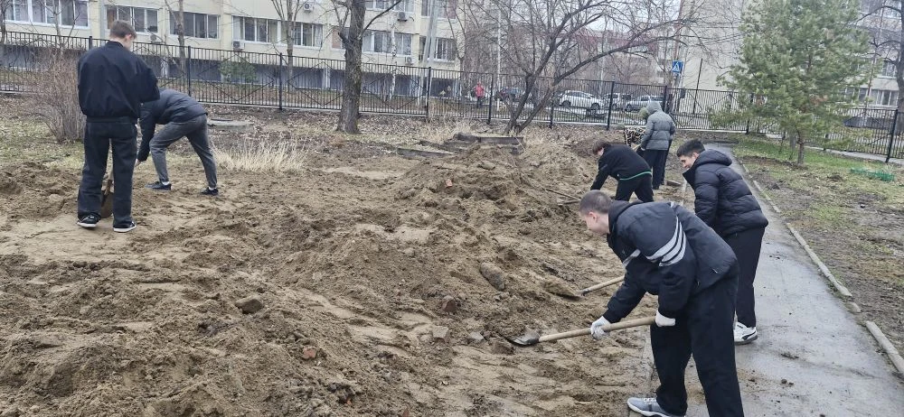 Вчера прошёл субботник с участием 9‑х классов! 🧹  Дождь не помешал ребятам навести порядок на нужных