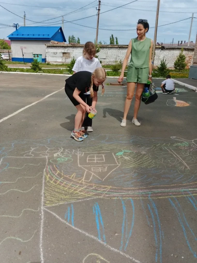 Солнечные улыбки и яркие краски на асфальте! 🎨 Сегодняшний день был наполнен смехом, звонкими голоса