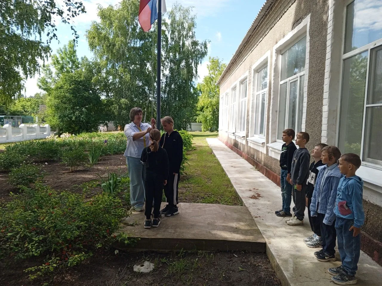 Торжественное открытие летнего пришкольного лагеря «Родничок» 💦

 💥Сегодня в нашей школе с утра ца