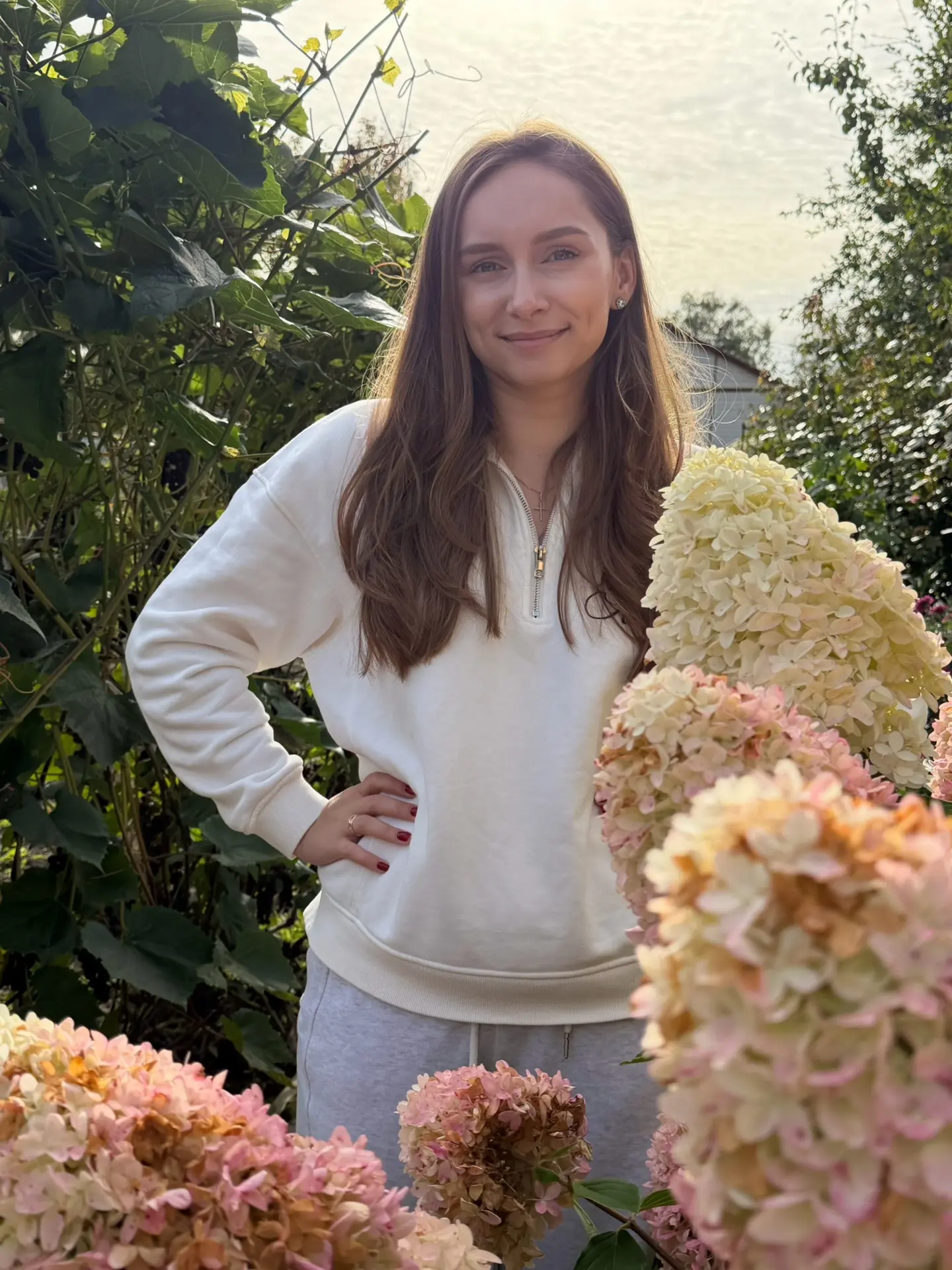 Бабушка настояла на фото у гортензии🌸