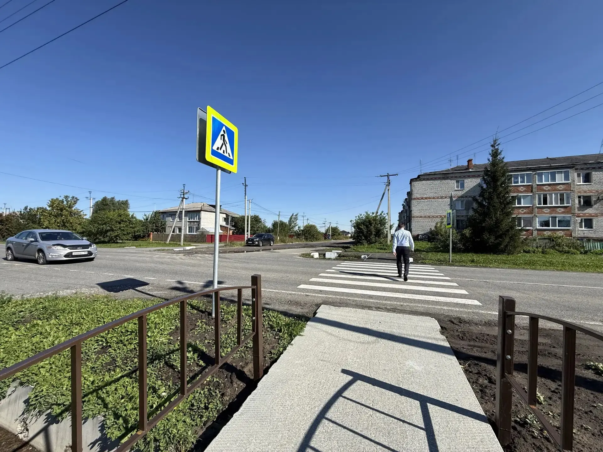 Пешеходный переход на оживлённом участке автодороги в Ялуторовске готов!