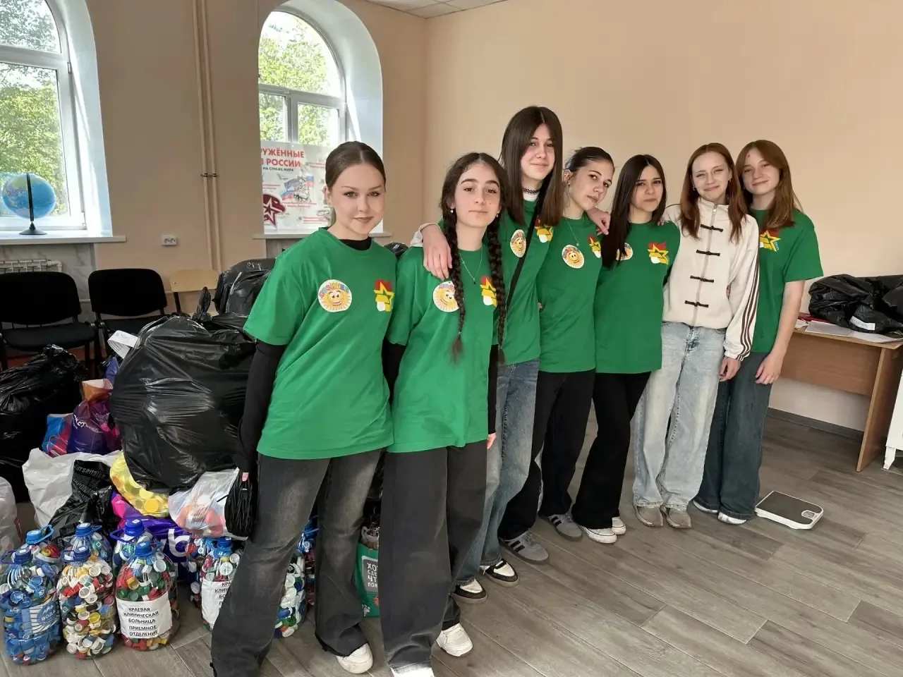 ♻️ «Крышки Енота»: наше участие в доброй традиции!  Сегодня наши девочки под руководством директора 