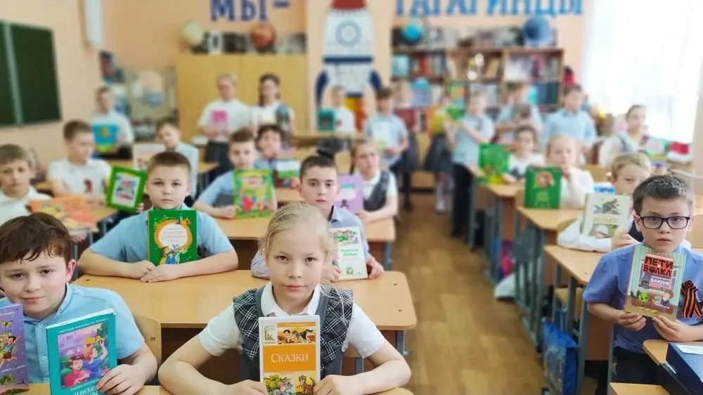📚 В фокусе внимания — книга и театр!  Сегодня учащиеся 2А класса, юные гагаринцы, под руководством с