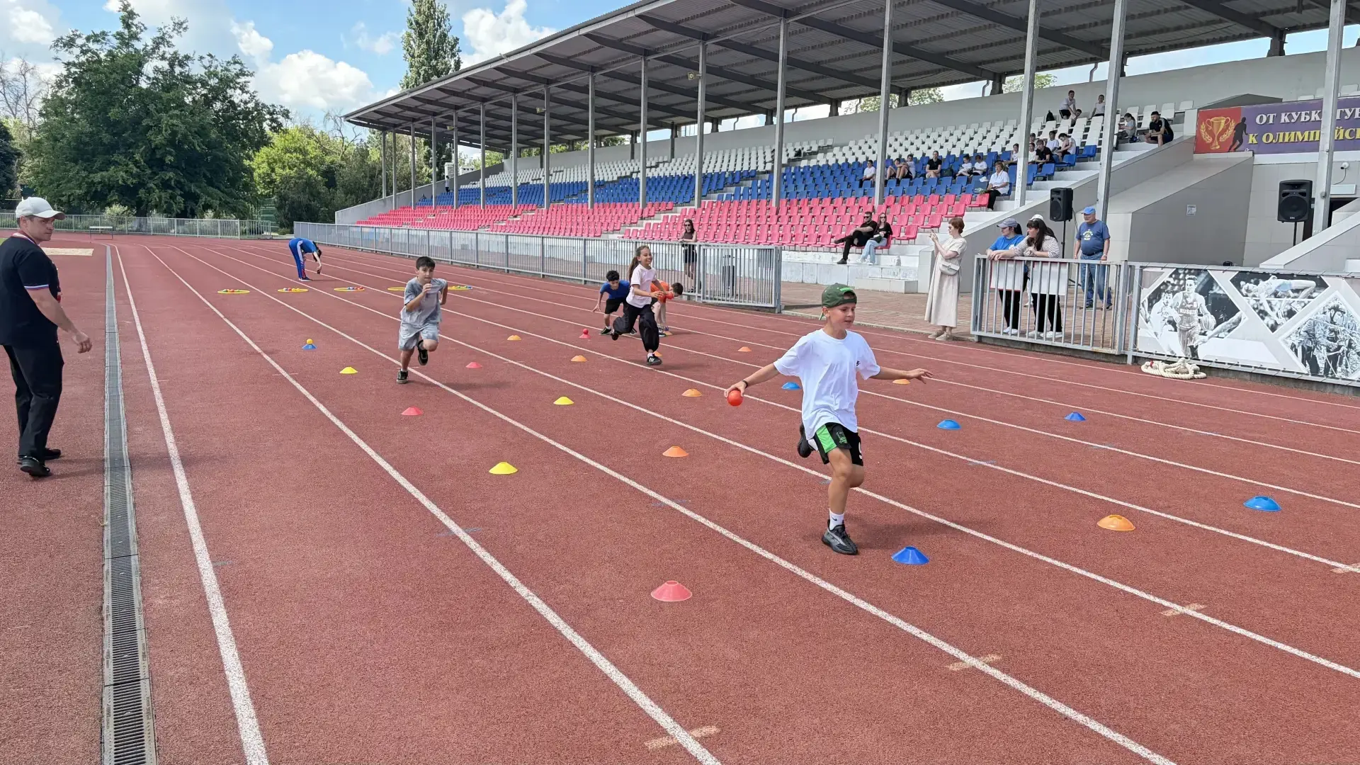 🏃‍♀️🏃‍♂️На стадионе «Юность» развернулась настоящая спортивная битва: здесь прошли масштабные райо