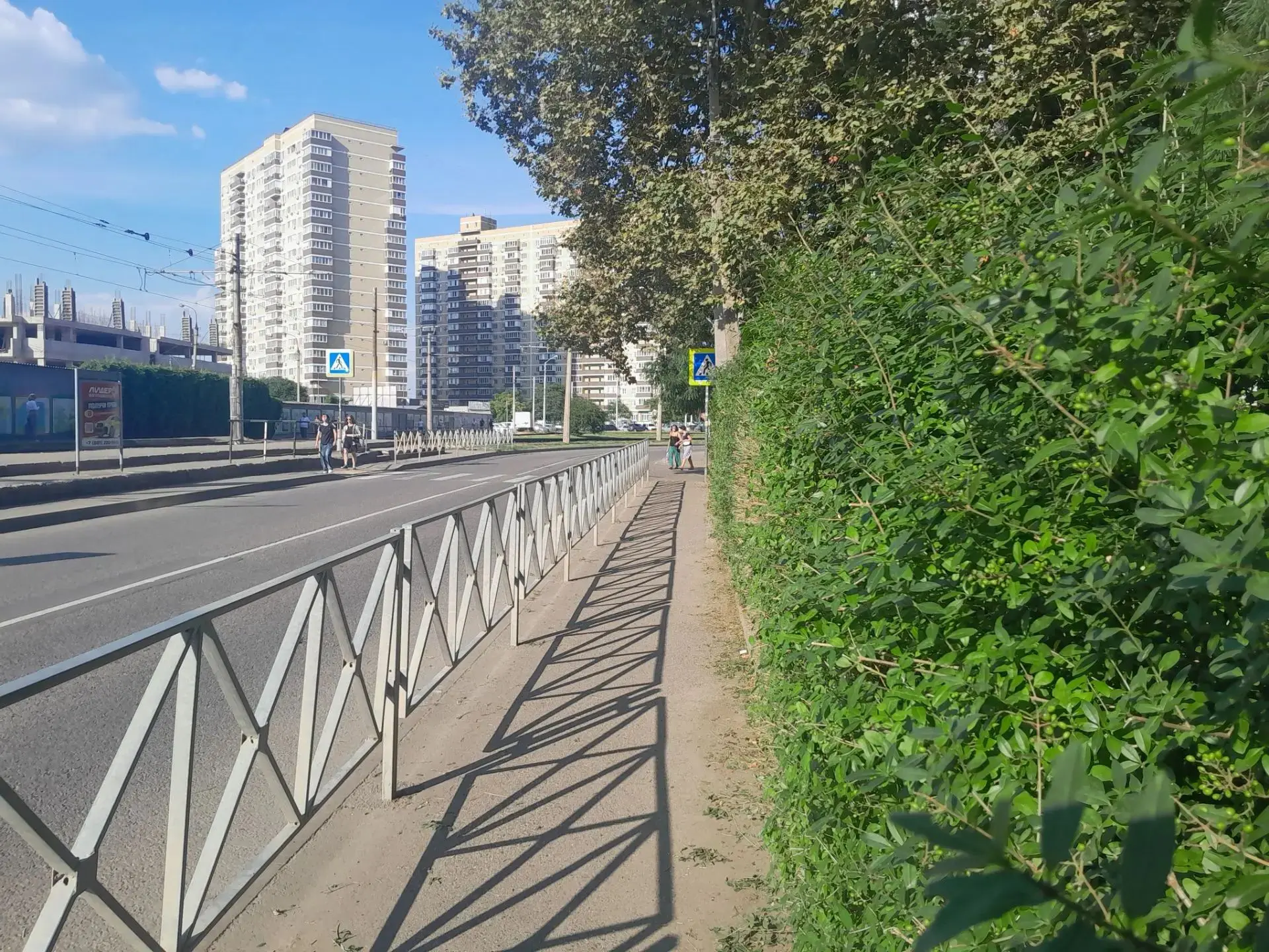 Стрижка кустов по Уральской выполнена