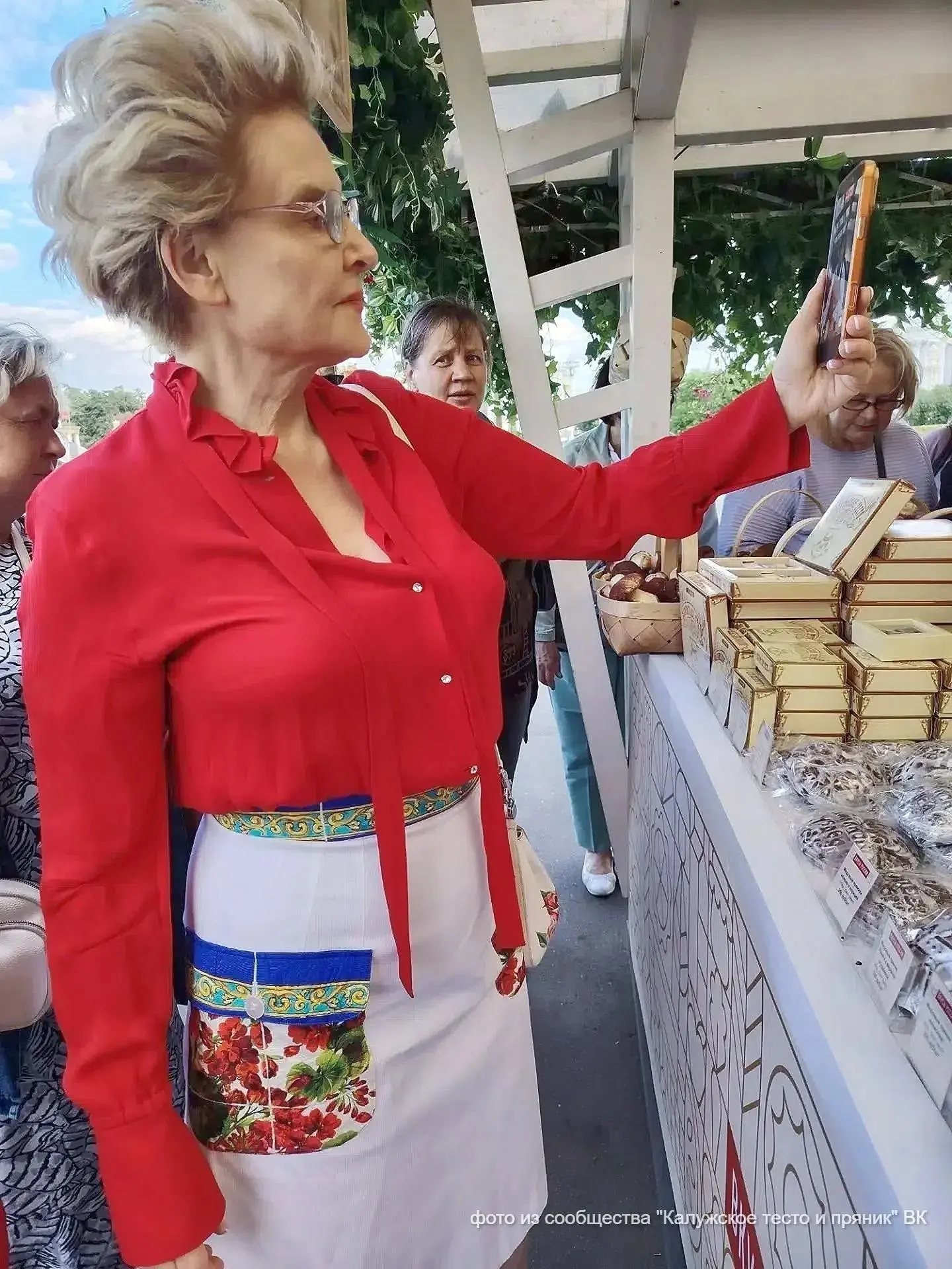 Елена Малышева оценила старинный калужский десерт на фестивале Вкусы России