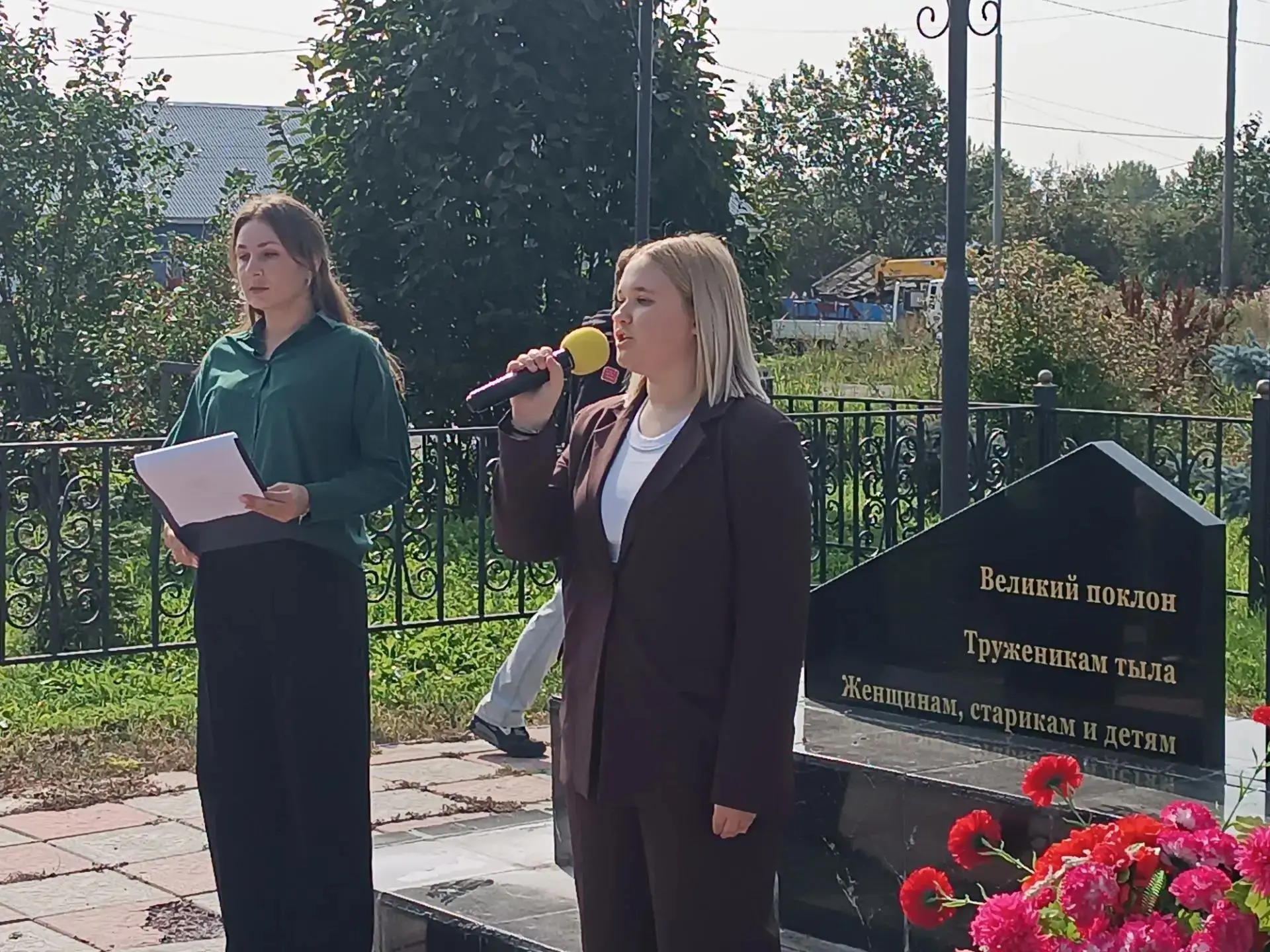 3 сентября в Сквере памяти у памятника Труженикам тыла и детям войны состоялась трогате...