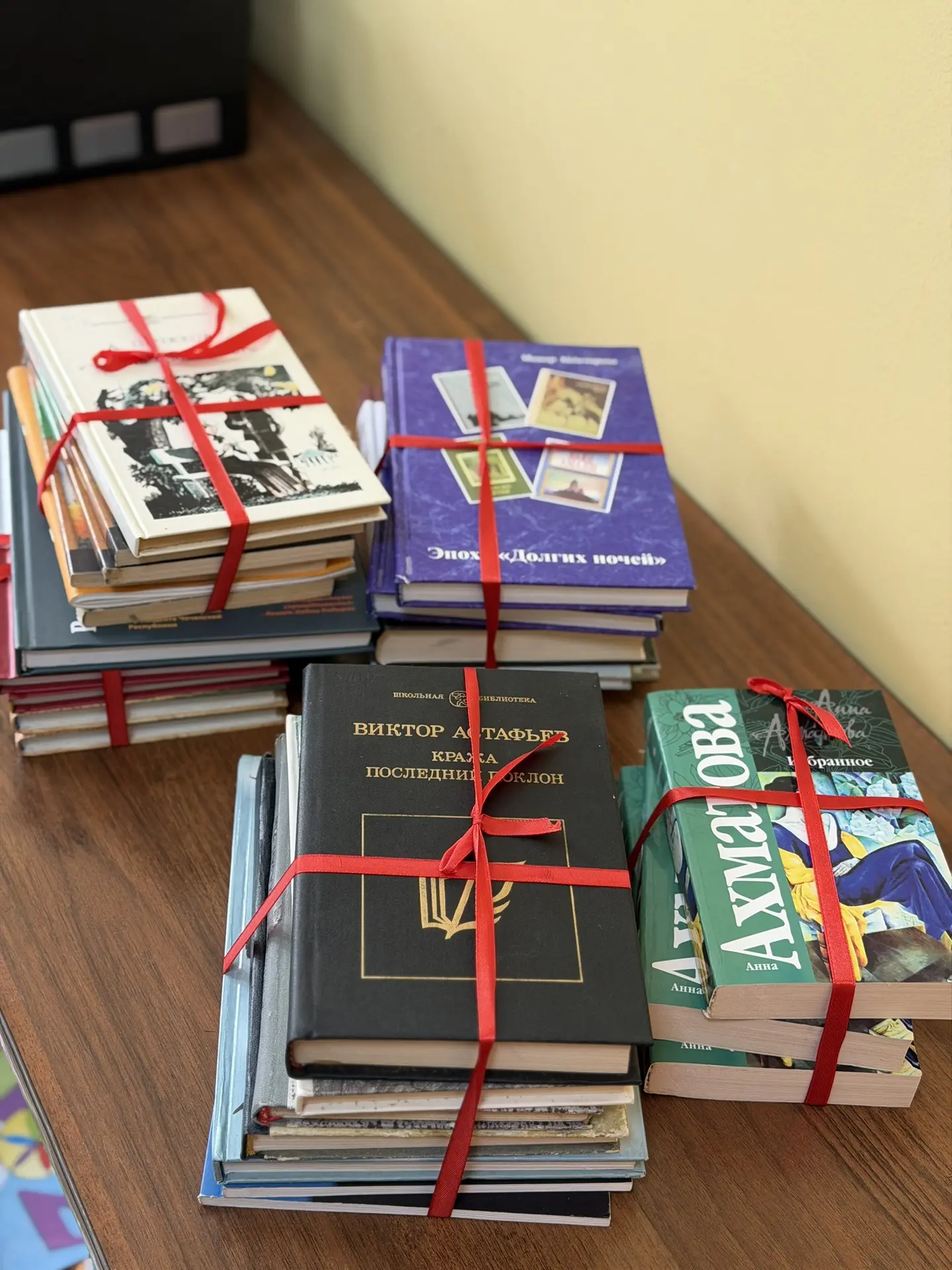 В нашей школе прошла акция «Подари книгу библиотеке»!

Ученики, родители и учителя принесли десятки 