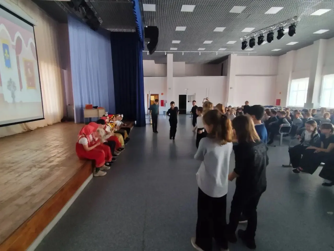 🎭 Сегодня мы отметили Всемирный день театра! 🎭  Учащиеся третьих классов  поучаствовали в театрально