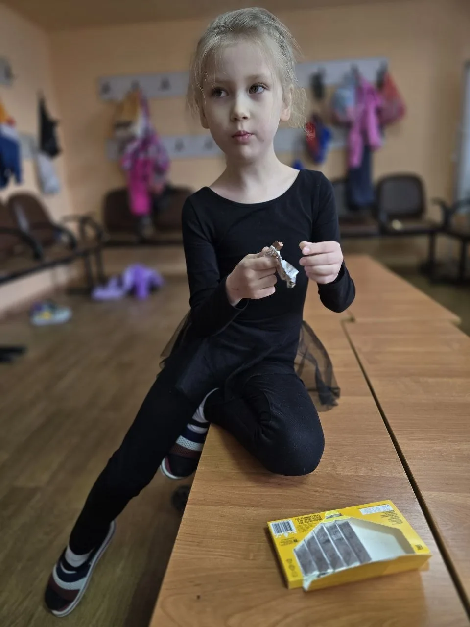 Вчера Вика пришла в свою вокально-танцевальную студию с шоколадками. Туда многие девочк...