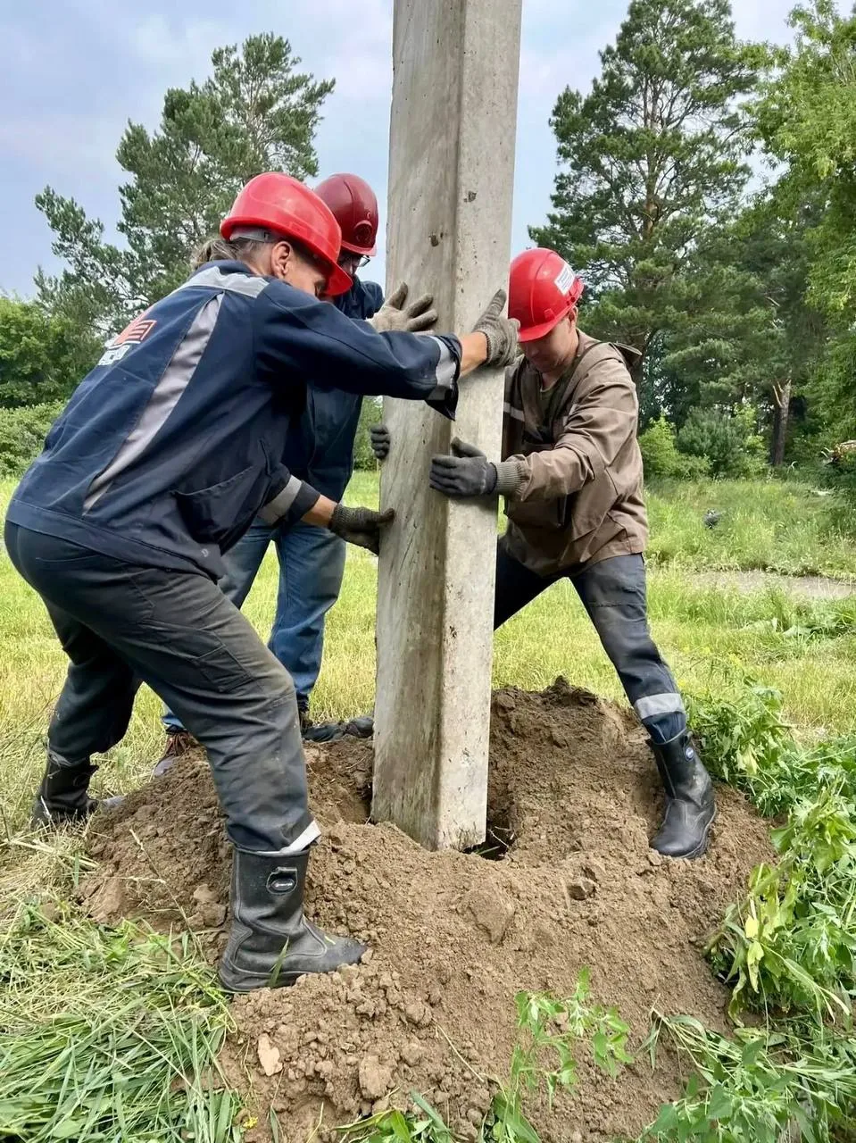 Ремонтная служба Железногорского филиала КрасЭКо продолжает проводить замену деревянных опор на желе