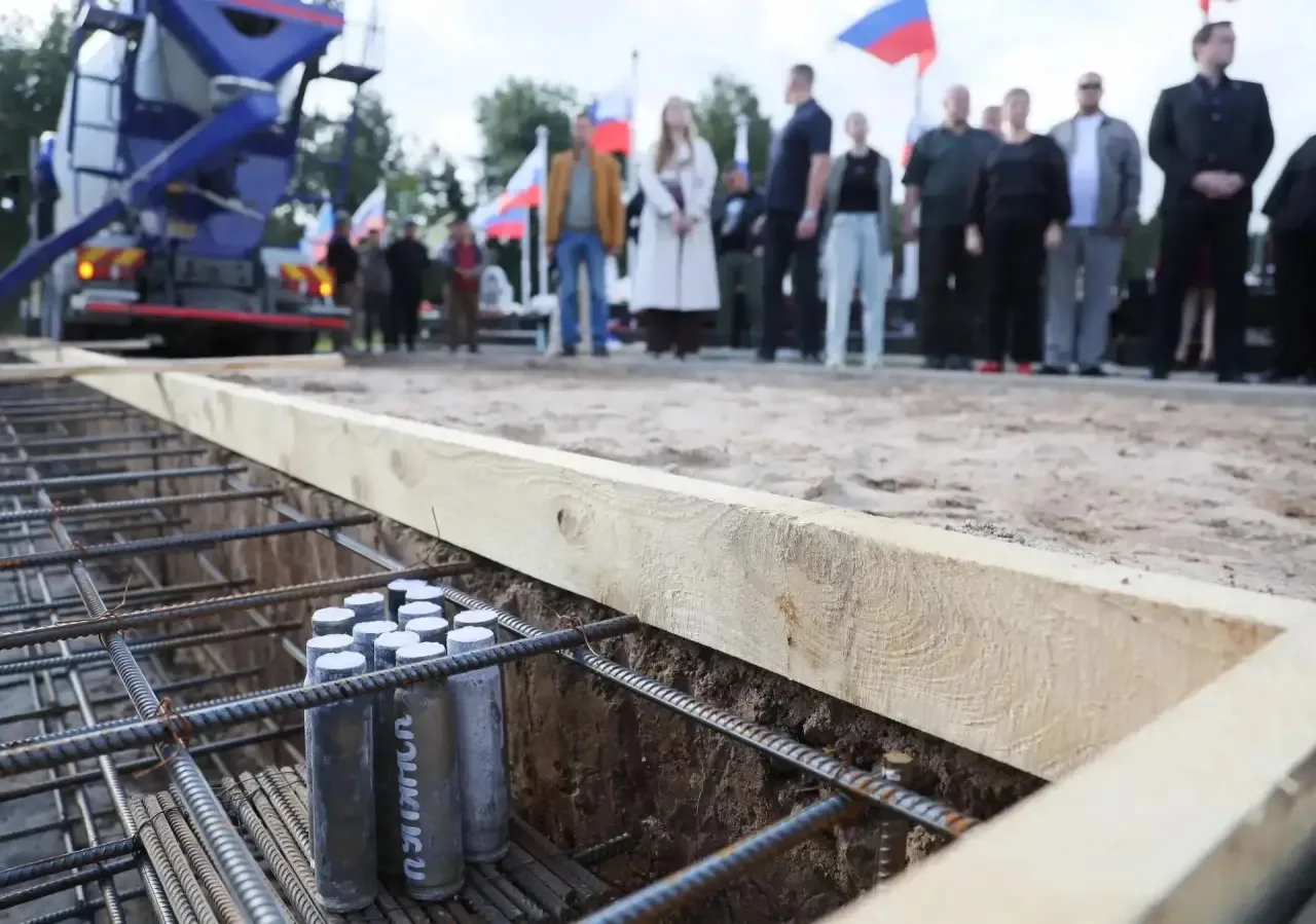Ещё недавно мы закладывали гильзы в основание будущего кенотафа, а сегодня уже первые к...