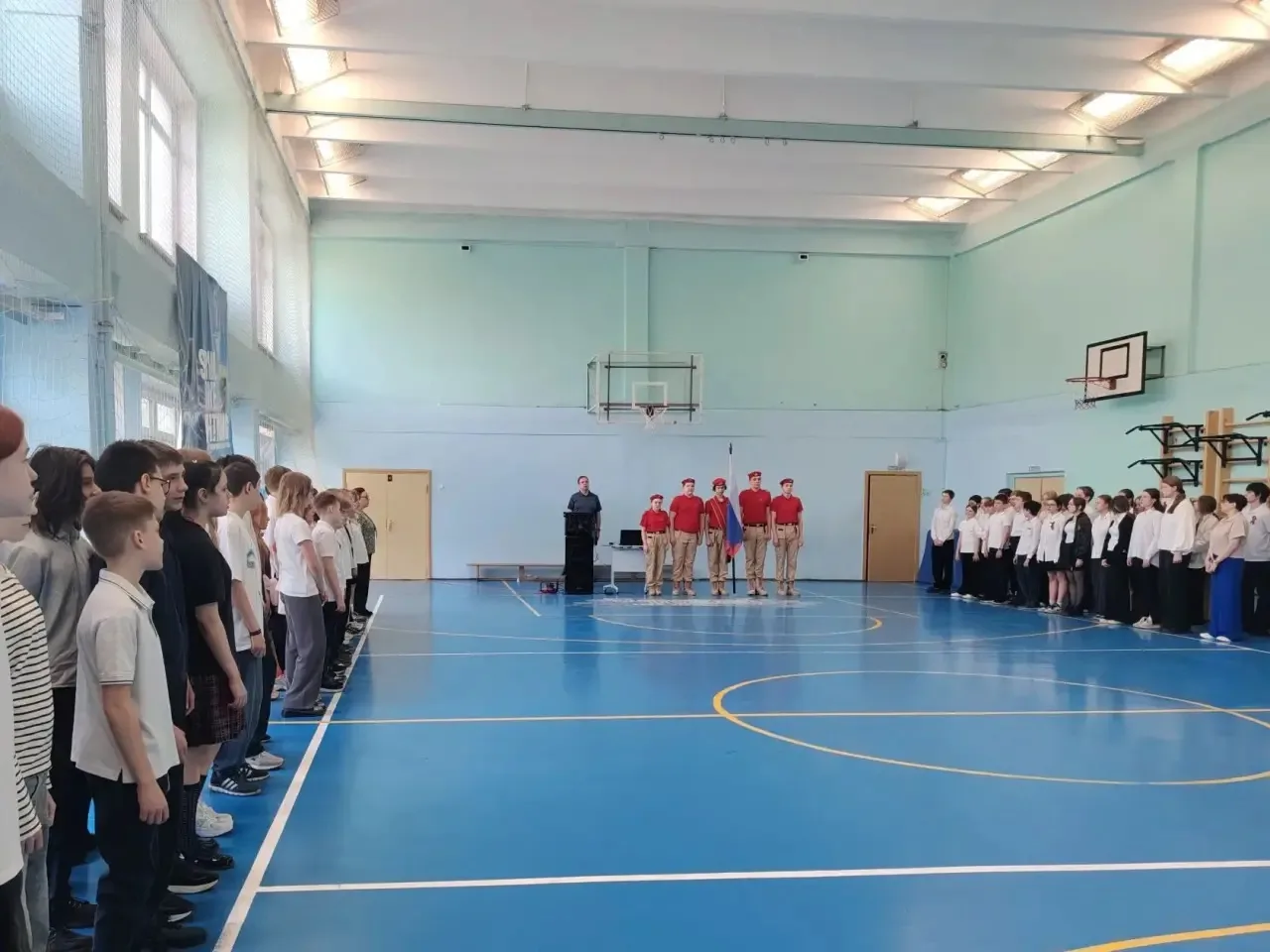 Ценности, которые нас объединяют 🇷🇺  Новая учебная неделя у наших школьников началась с важной тради