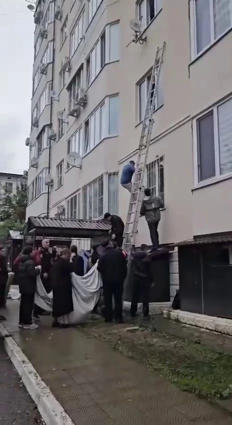 «Я в шоке и боюсь потерять детей»: мать детей, которых спасли из окна в Пятигорске, рас...
