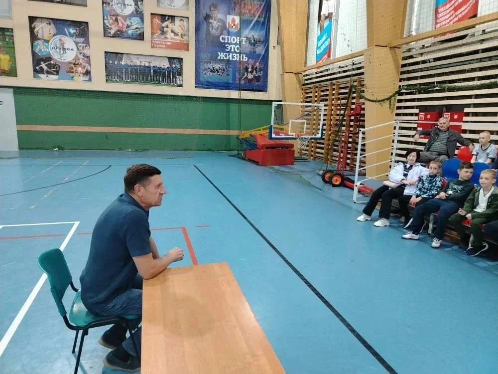 В спортивную школу на отделение футбола в гости к ребятам пришел чемпион СССР по футболу в составе Д
