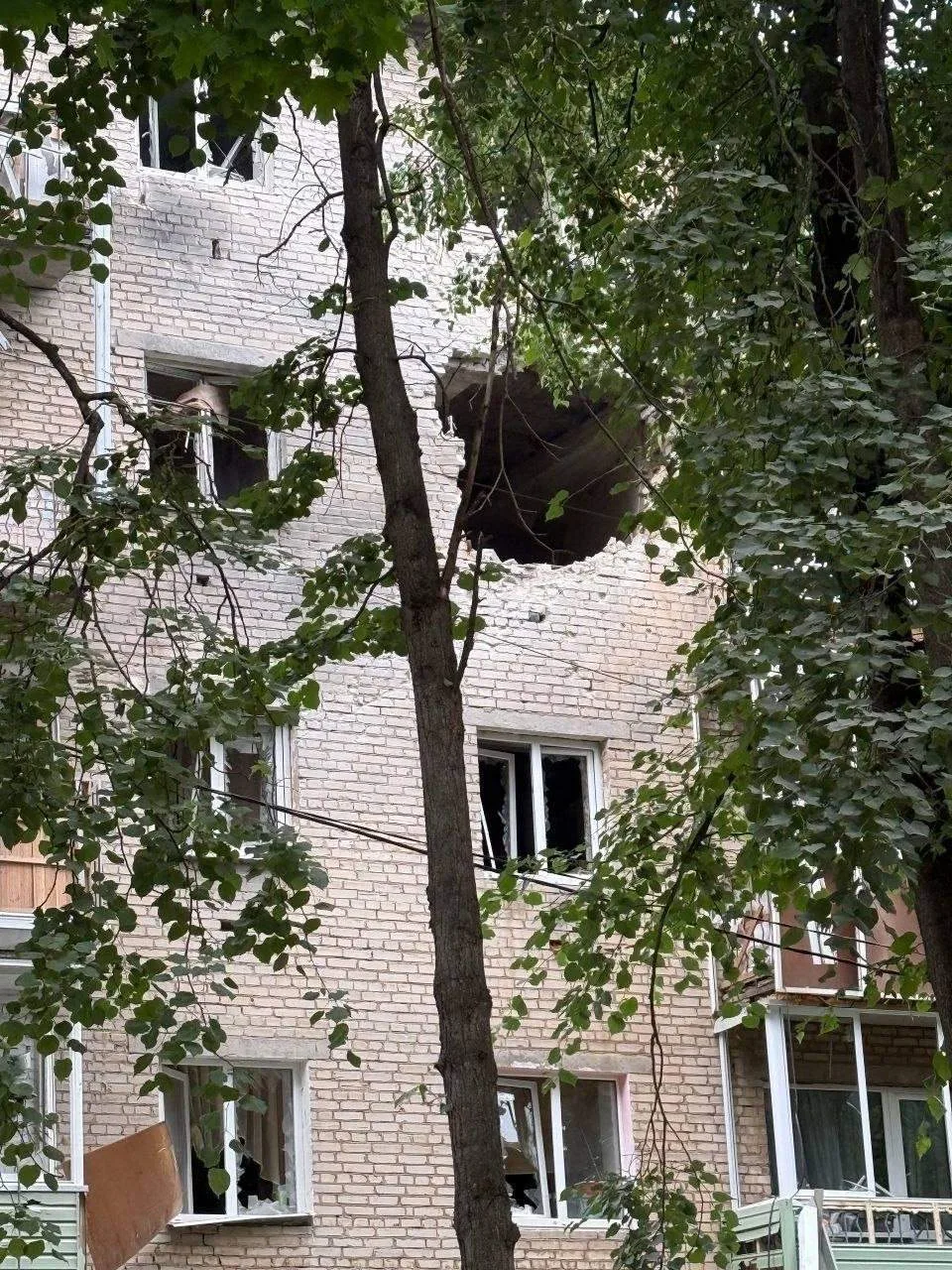 ‼️🇷🇺🇺🇦 Украинский дрон атаковал пятиэтажку в Щекино Тульской области

▪️Жители дома эвакуированы