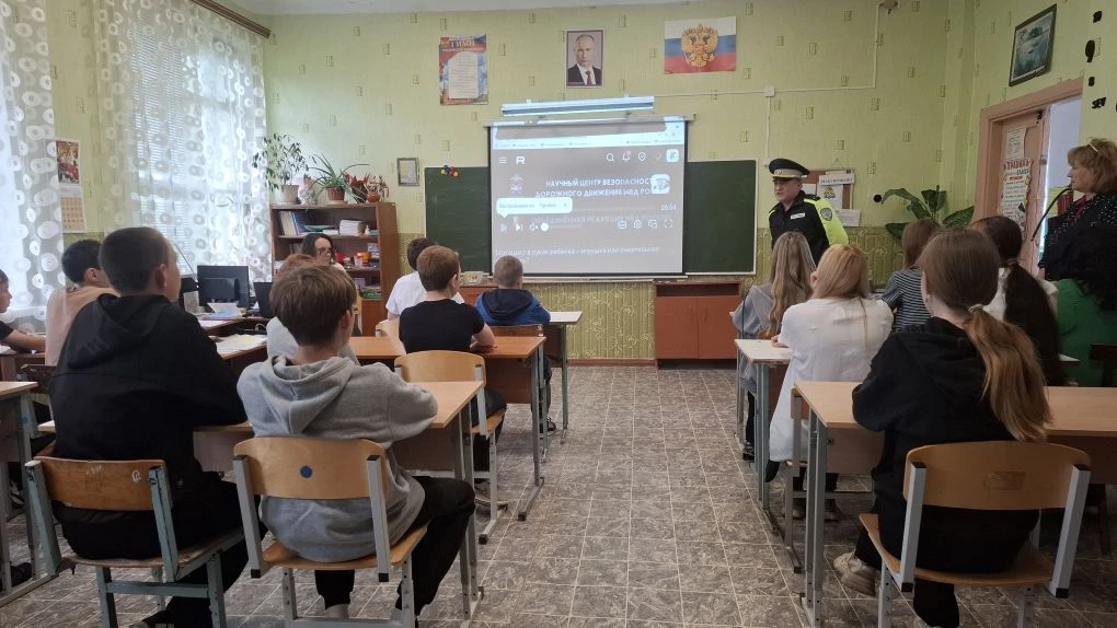 🇷🇺🚓🚥18 мая в нашей школе прошла профилактическая беседа сотрудника Госавтоинспекции с подросткам