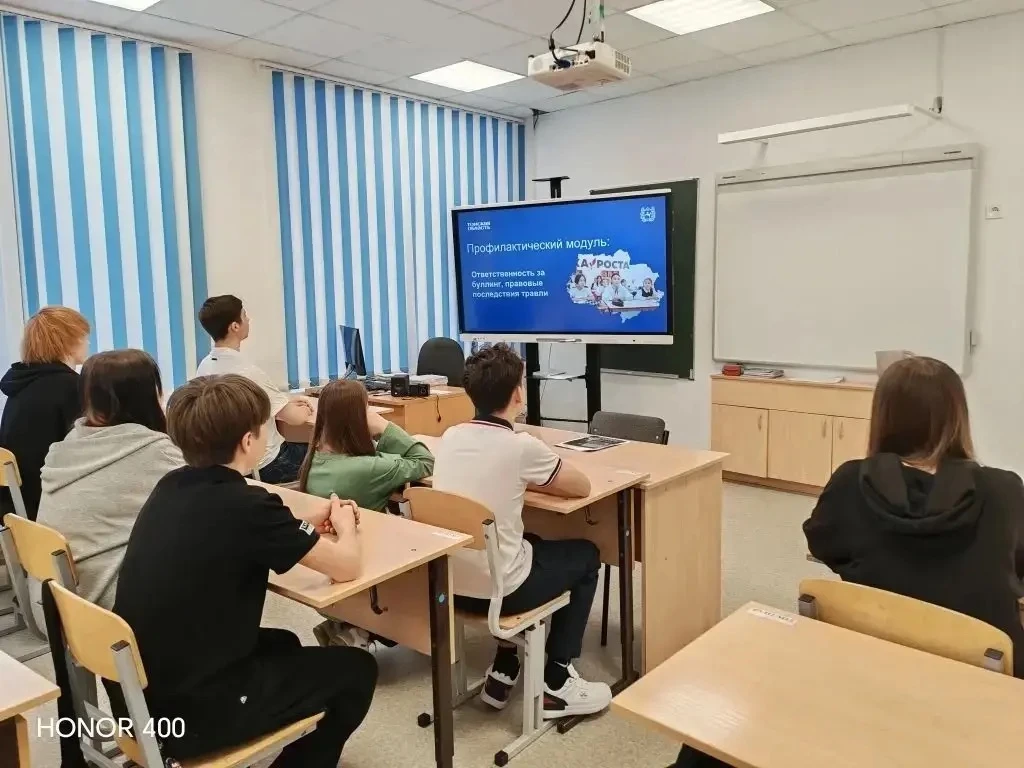 #Про_понедельник  🇷🇺23 марта в нашей школе состоялась торжественная церемония выноса Государственног